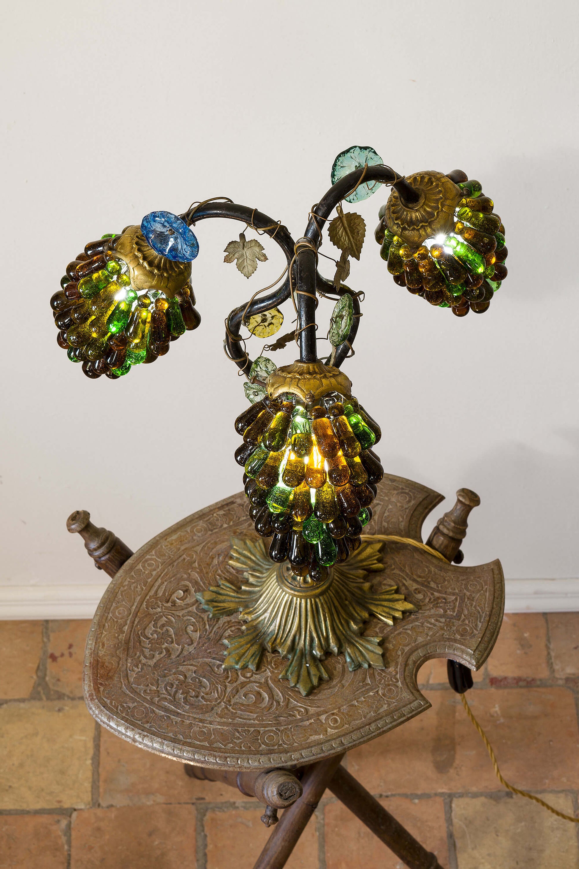 Lampada Art Nouveau con Paralumi in Vetro di Murano a Forma di Grappoli d'Uva - Lo Stile Italiano