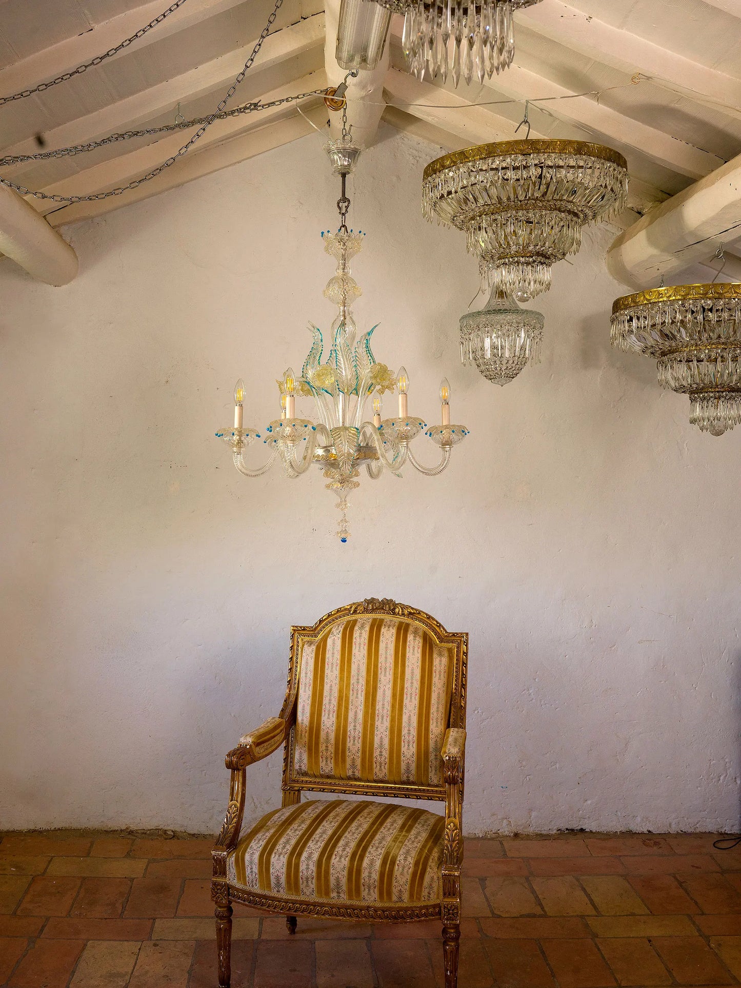 Lampadario di Murano a sei luci con dettagli in foglia d’oro e decori azzurri | Lo Stile Italiano