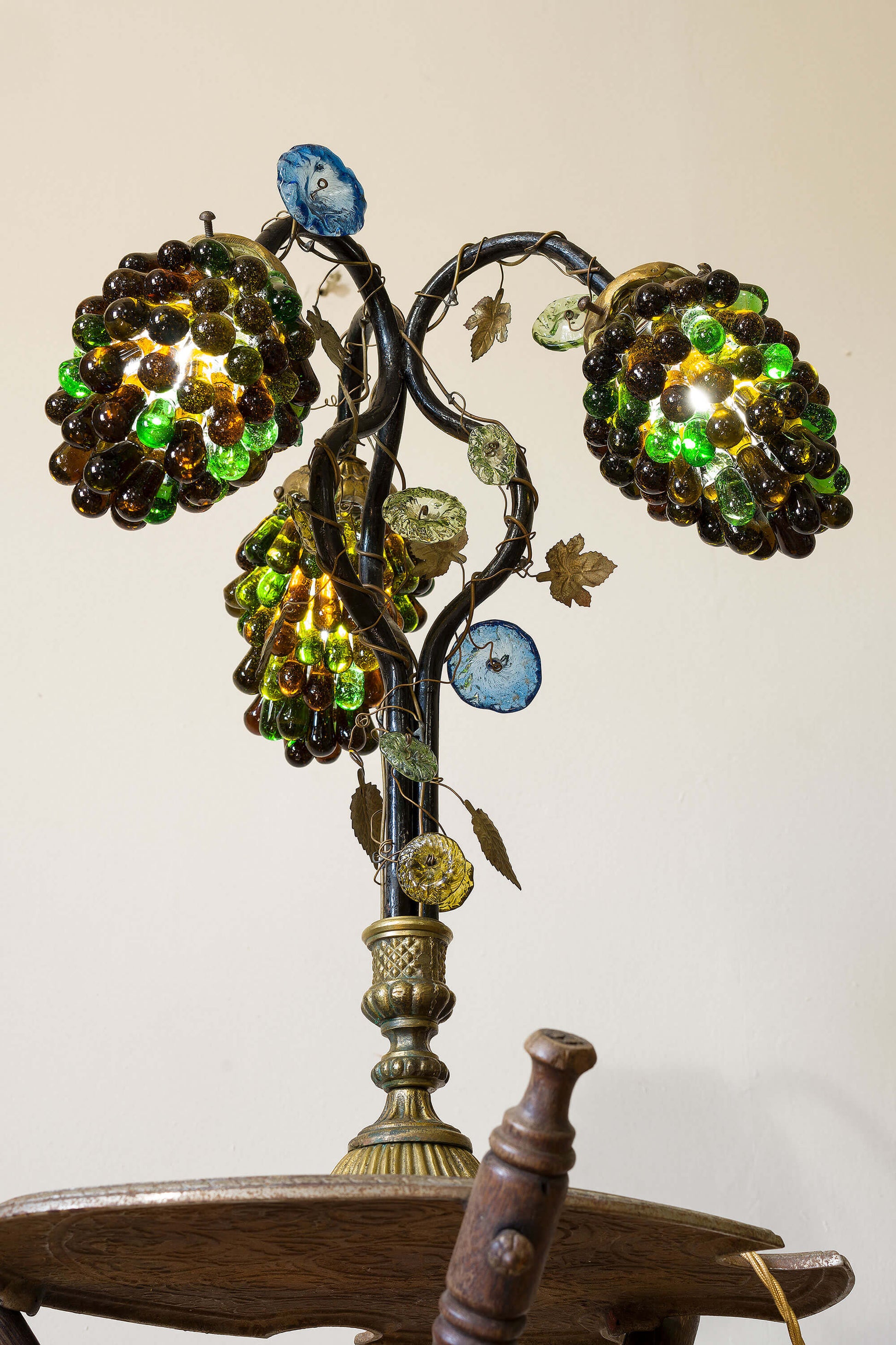 Lampada Art Nouveau con Paralumi in Vetro di Murano a Forma di Grappoli d'Uva - Lo Stile Italiano