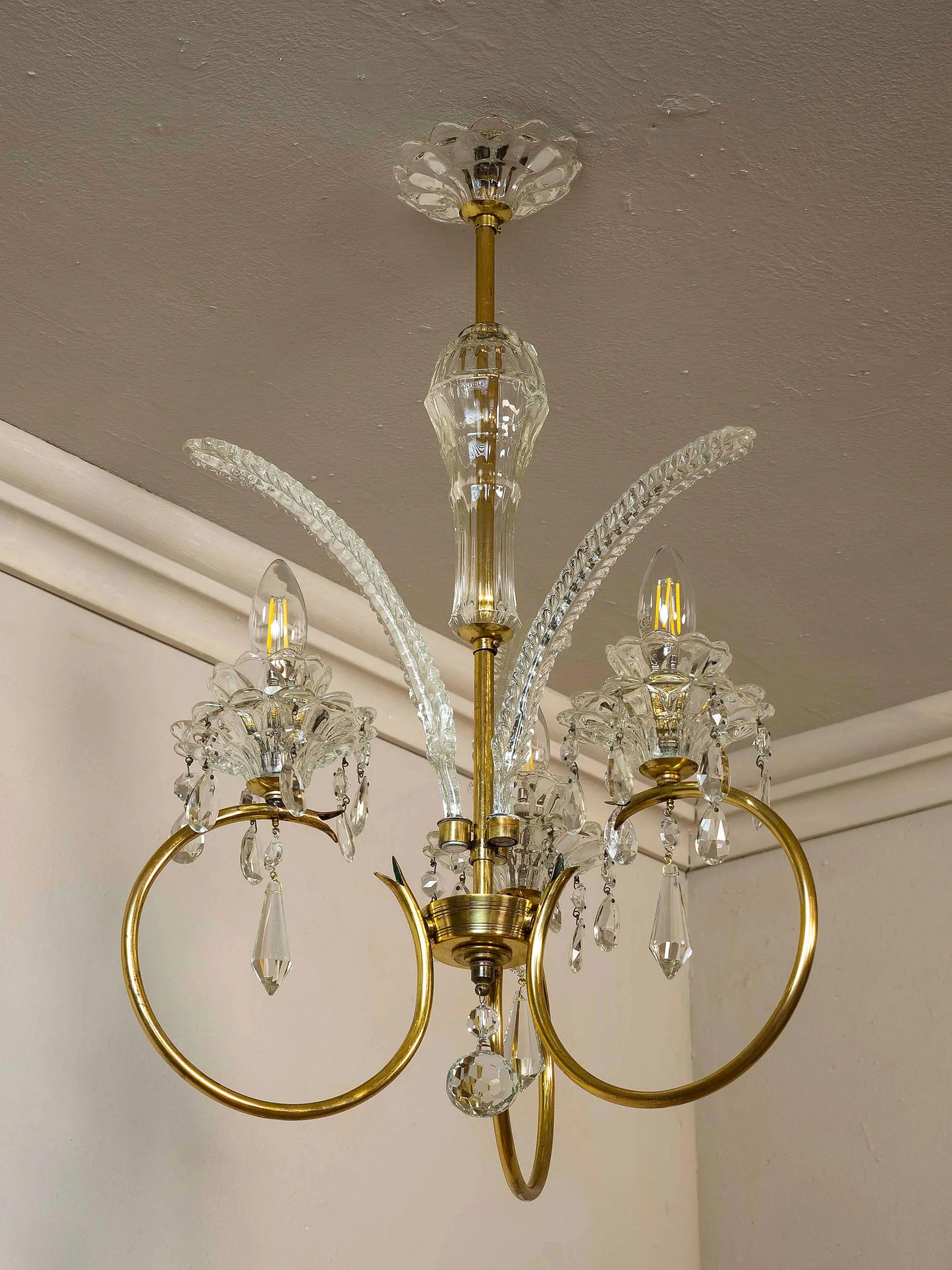 Lampadario in cristallo con struttura in ottone.| Lo Stile Italiano