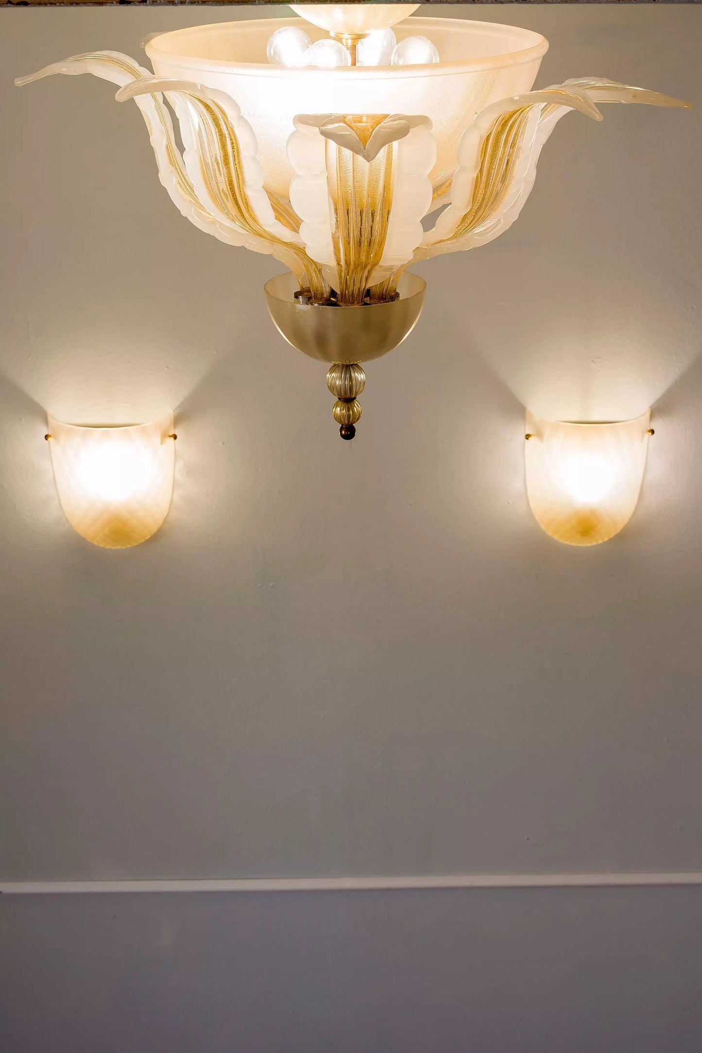 Plafoniera Vintage in Vetro Soffiato di Murano, decorata con oro zecchino - Lo Stile Italiano