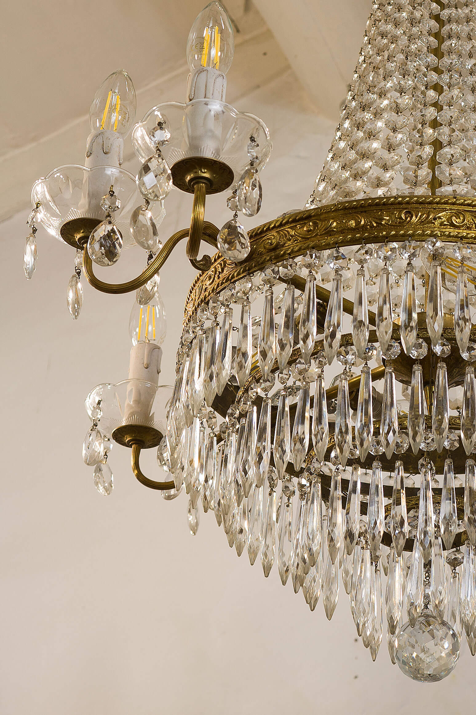 Coppia di lampadari in cristallo e vetro a 12 luci - Lo Stile Italiano