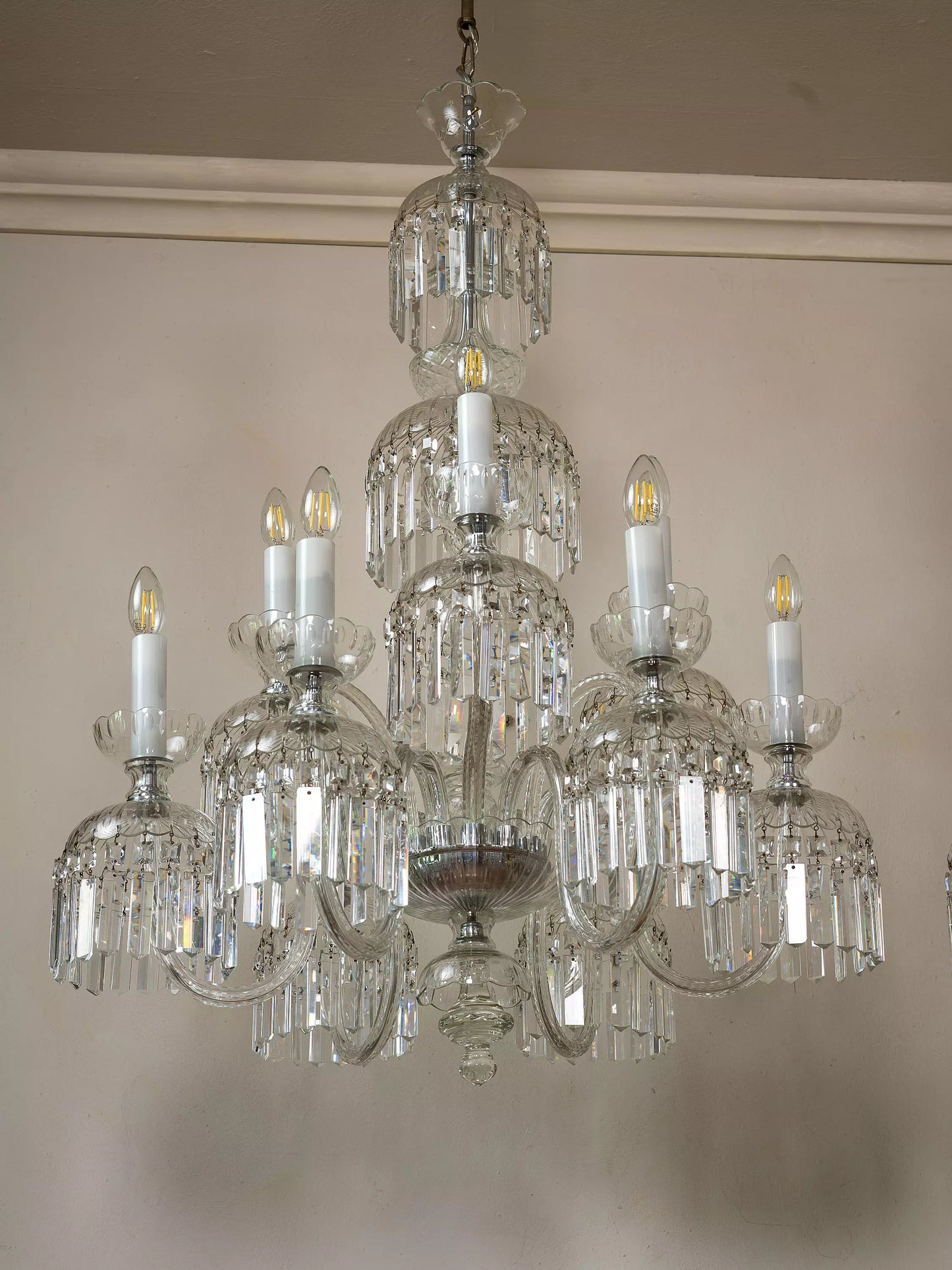lampadario antico con la disposizione dei bracci a due livelli | Lo Stile Italiano