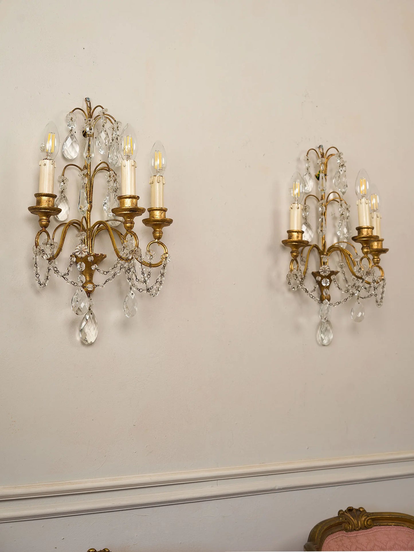 Coppia di applique fiorentine vintage a tre luci con cristalli molati e struttura | Lo Stile Italianodorata.