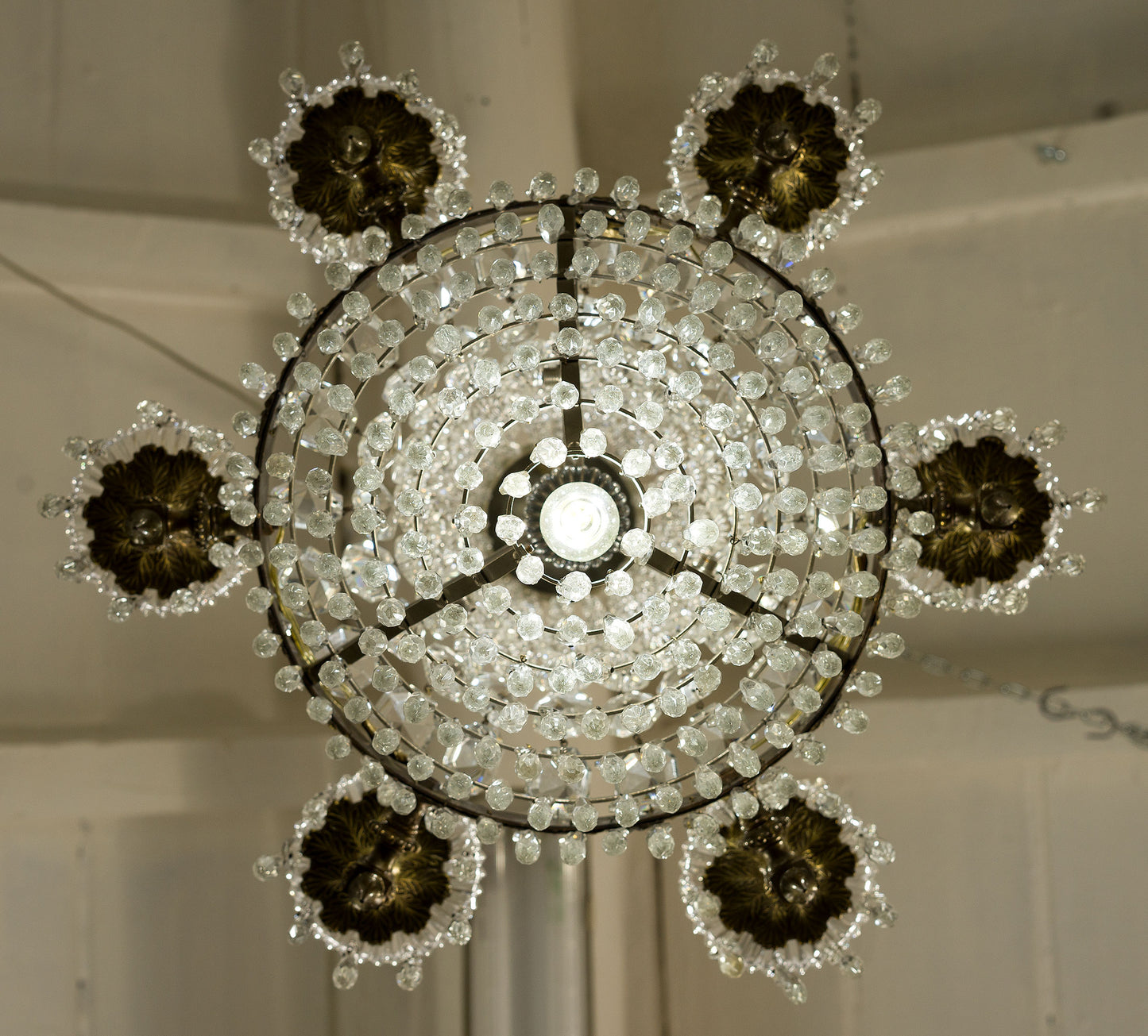 lampadario antico con gocce pendenti di cristallo-www.lostileitaliano.eu