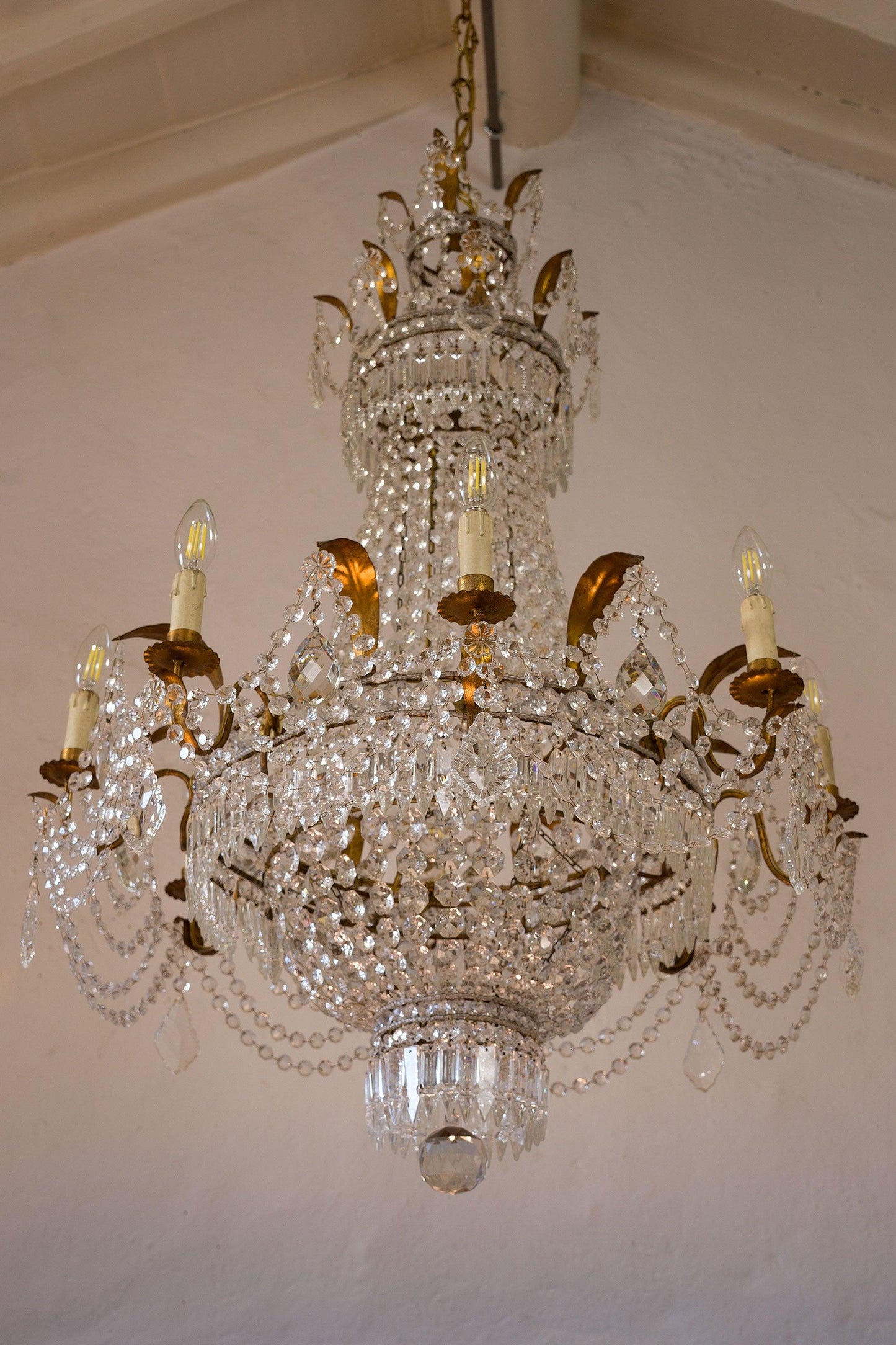 Antico lampadario impero a mongolfiera in ferro dorato e e gocce pendenti , 8 Candele - Lo Stile Italiano