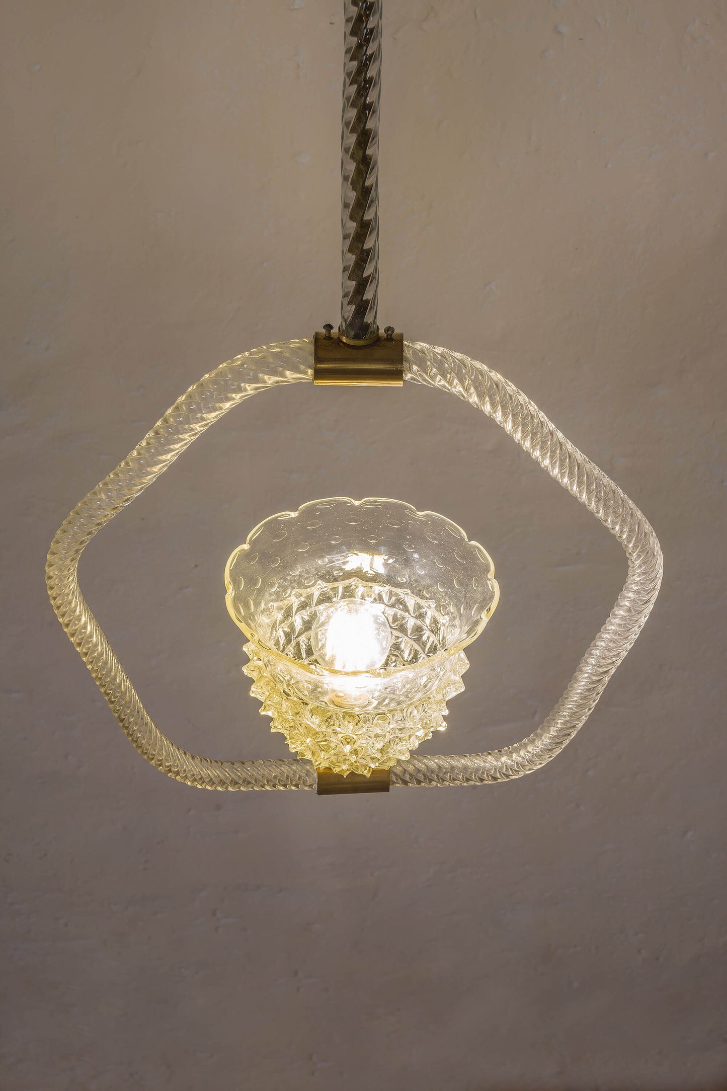 Lampadario di Murano Baroviere Toso,In vetro rostrato con coppa centrale e telaio in vetro. Catena in ottone e coppa al soffitto in vetro rostato. | Lo Stile Italiano