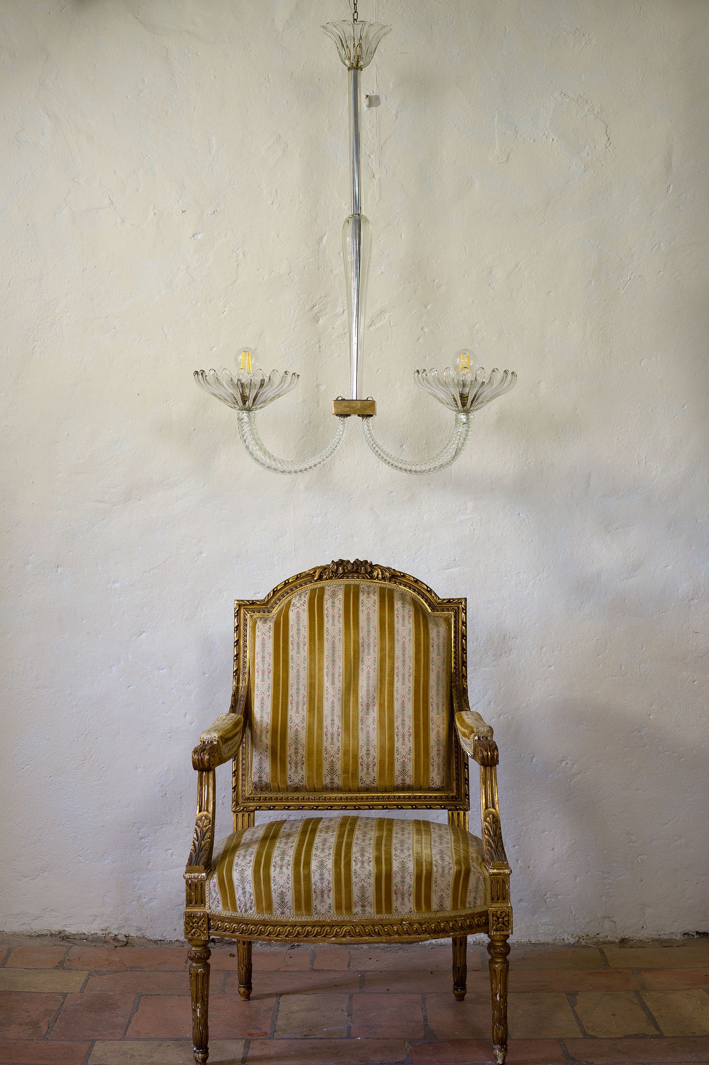 Lampadario Barovier 2 luci con poltrona Luigi XVI-Lo Stile Italiano