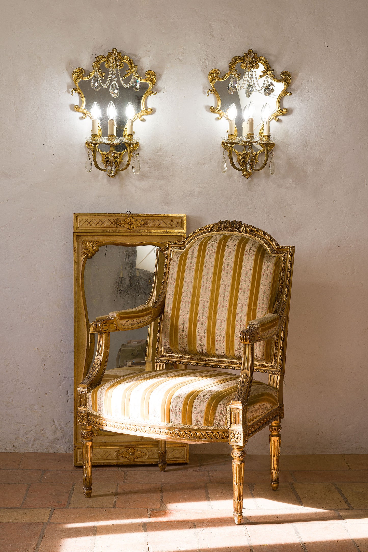 Coppia di Applique (lampade a Muro) con specchio, 3 luci, Stile Luigi XV - Lo Stile Italiano