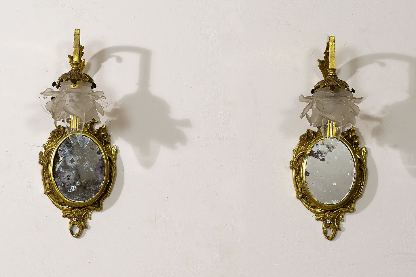 Coppia di antiche lampade a muri Impero, con ricche decorazioni in ottone cesellato .-Lo Stile Italiano