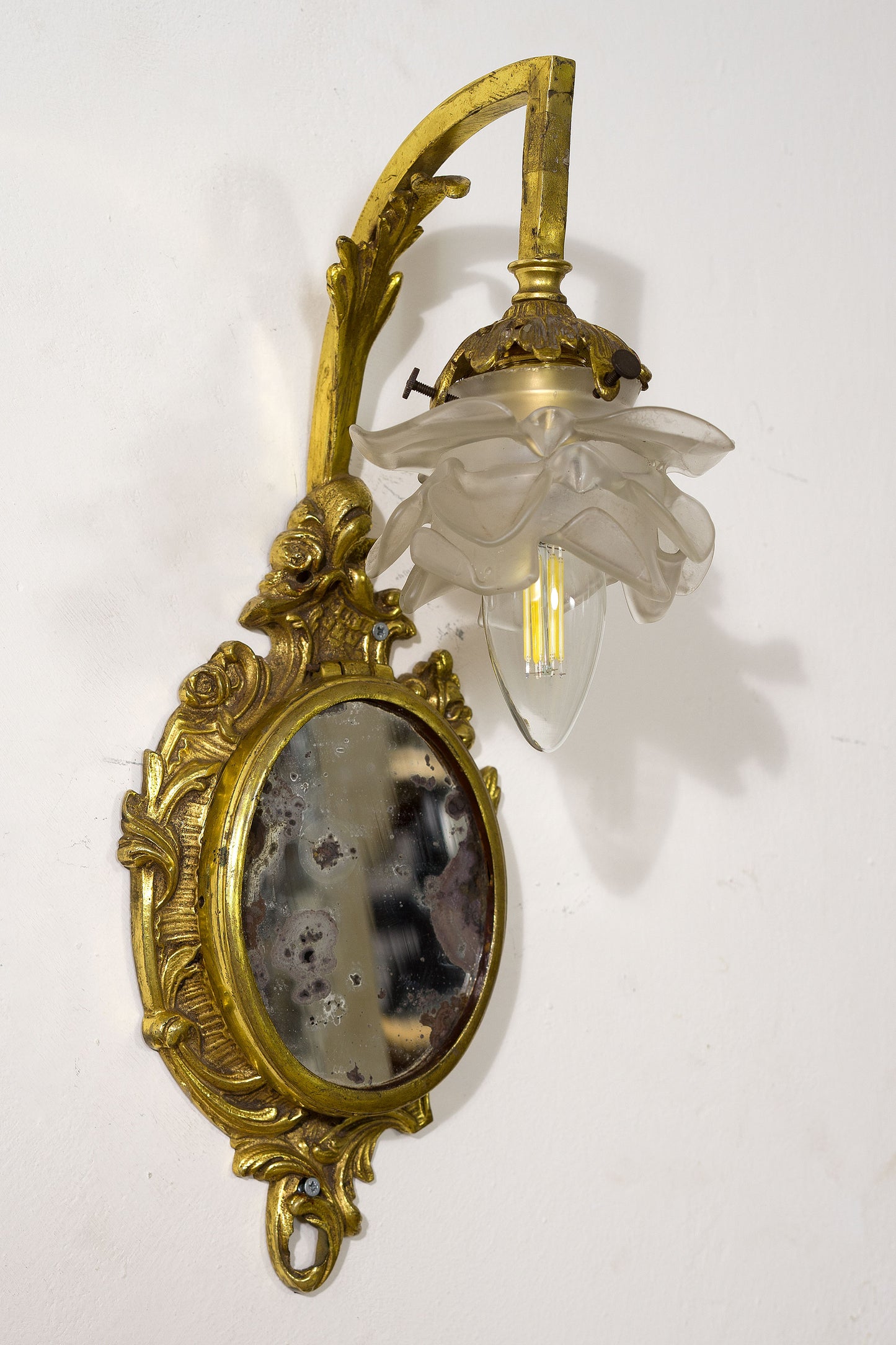 Lampada da parete antica impreziosita al centro da uno specchio antico che ne riflette e moltiplica la luce.-Lo Stile Italiano