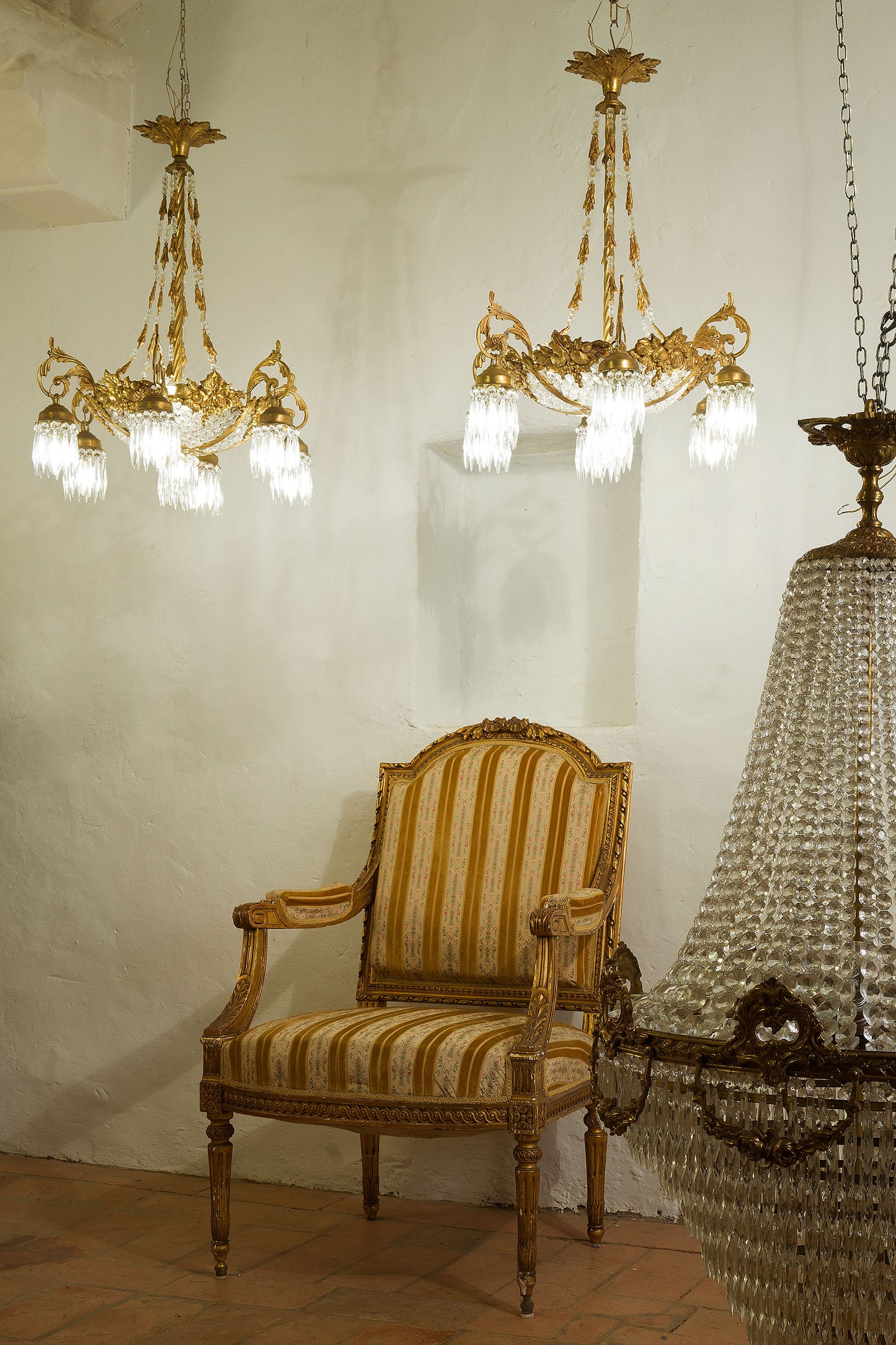 Coppia di lampadari Stile impero in cristallo e ottone cesellato - Lo Stile Italiano