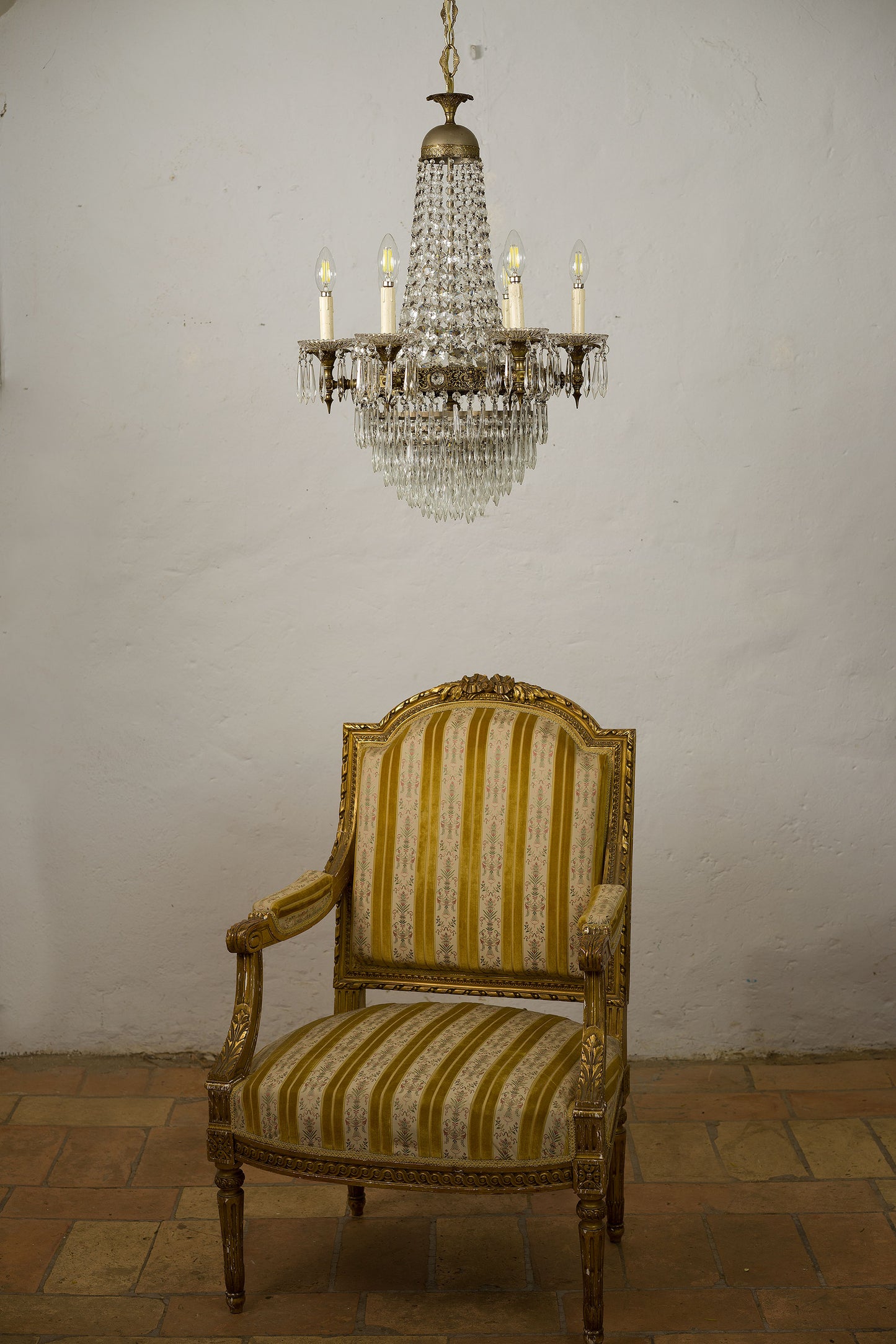 Lampadario con poltrona stile Luigi XV-città di Castello
