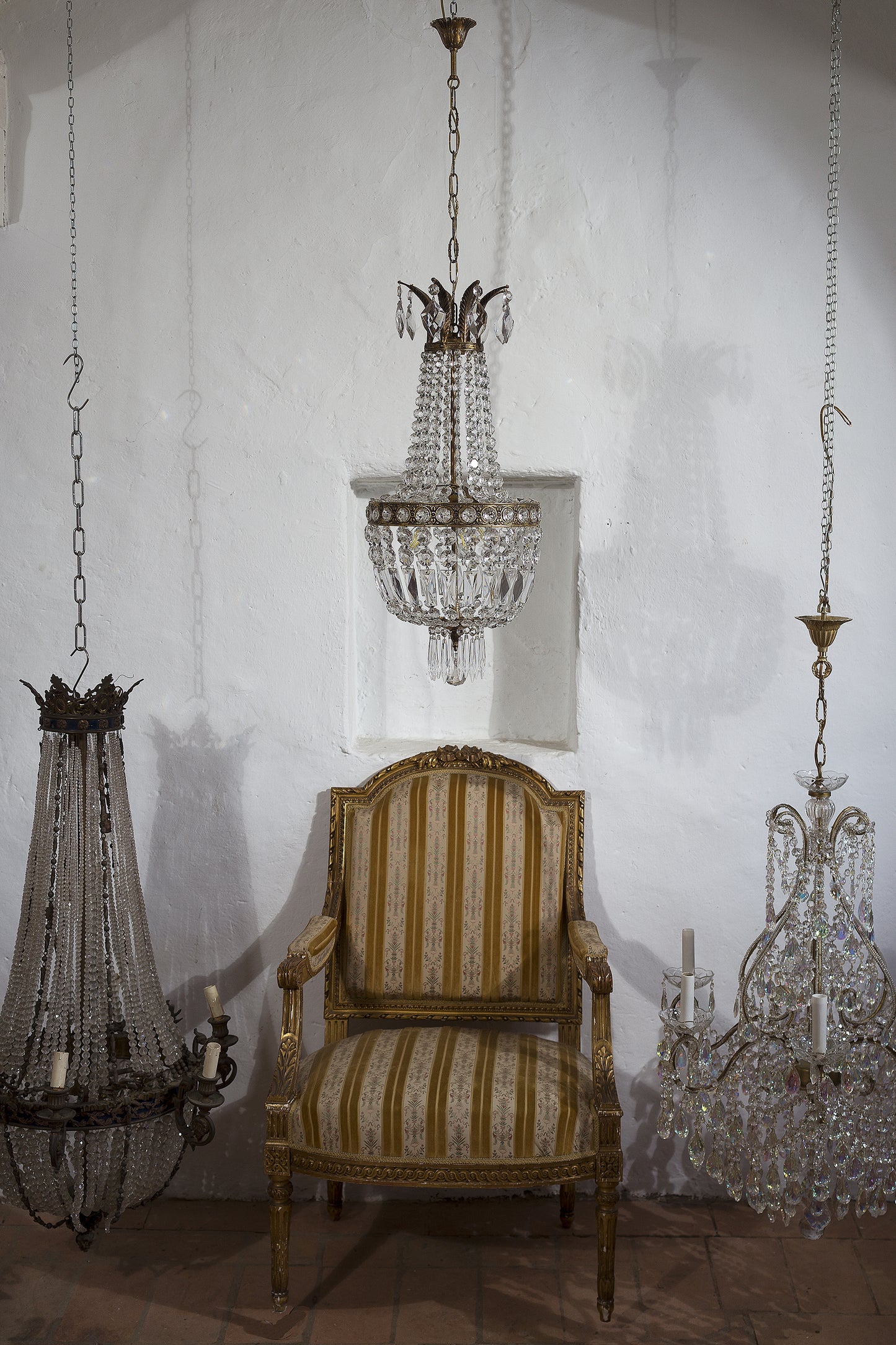 Lampadari ambientati con poltrona Luigi XV-Lo Stile Italiano