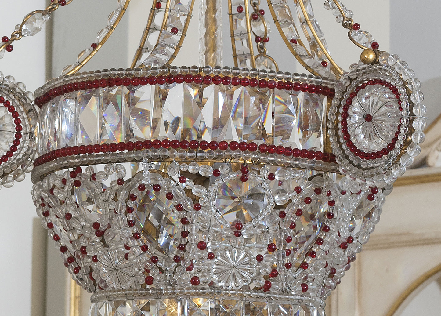 Grande lampadario a mongolfiera con fregi e gocce di cristallo colorato, 6 luci, anni 50 - Lo Stile Italiano