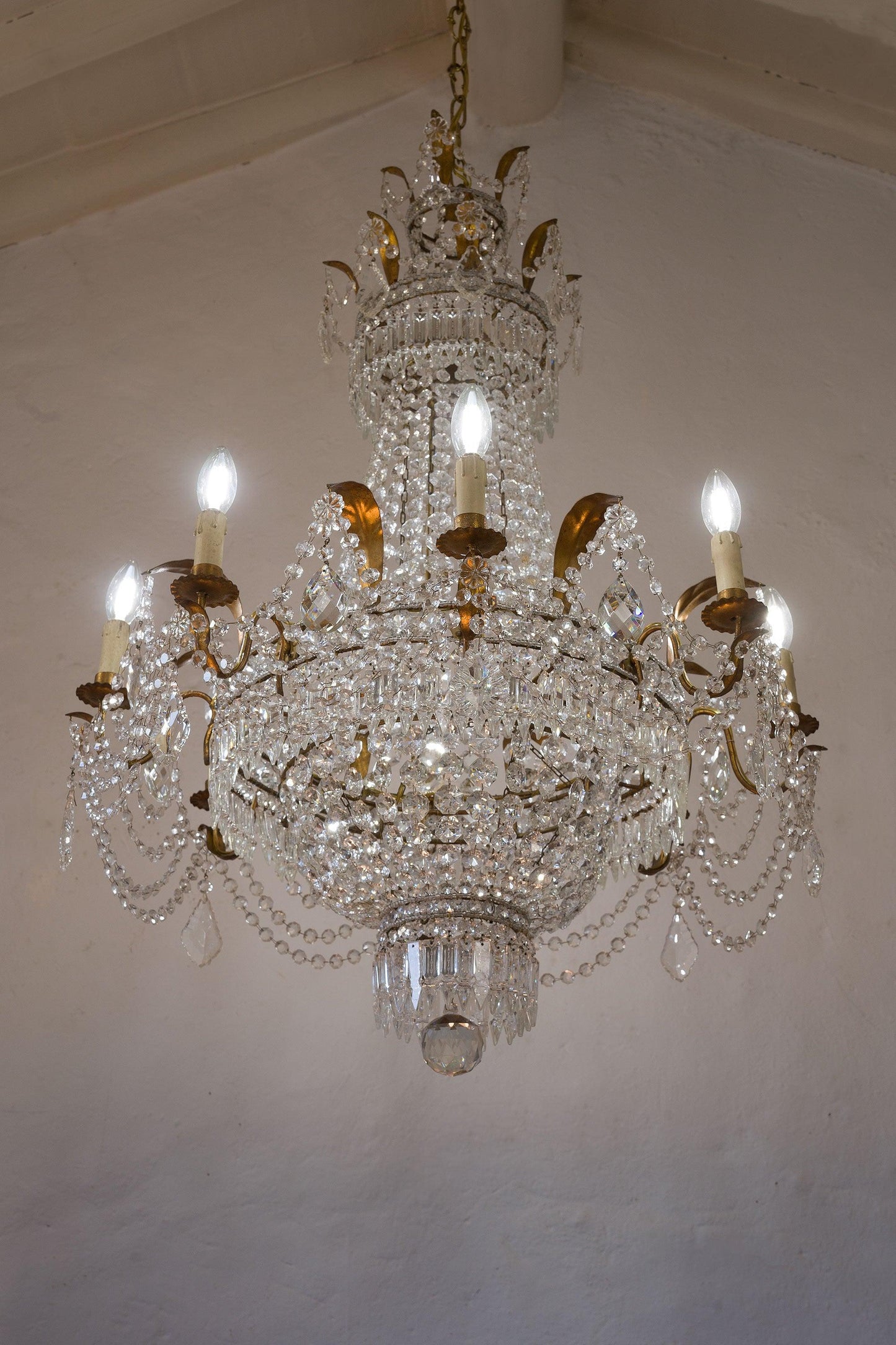 Antico lampadario impero a mongolfiera in ferro dorato e e gocce pendenti , 8 Candele - Lo Stile Italiano