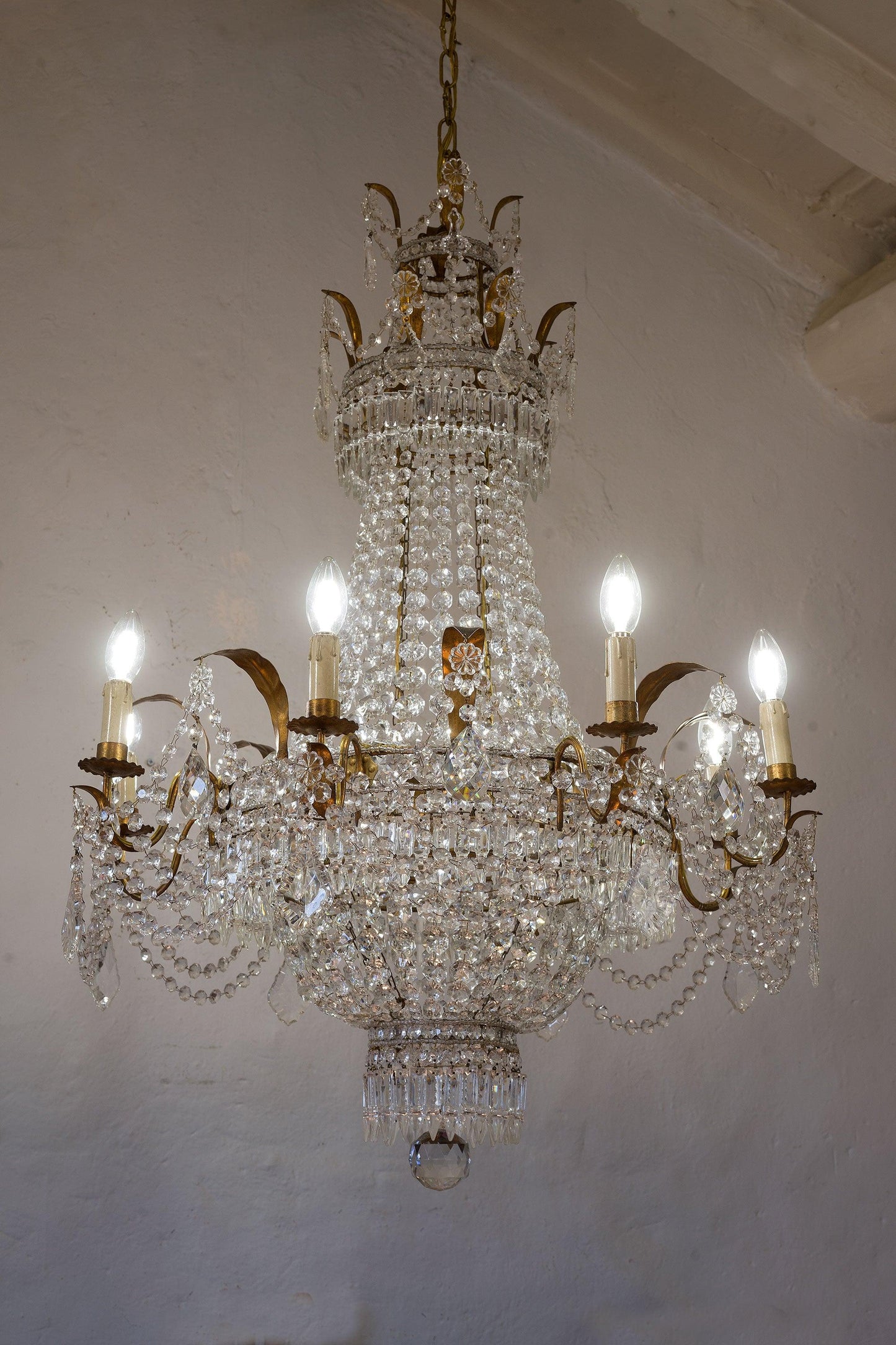 Antico lampadario impero a mongolfiera in ferro dorato e e gocce pendenti , 8 Candele - Lo Stile Italiano