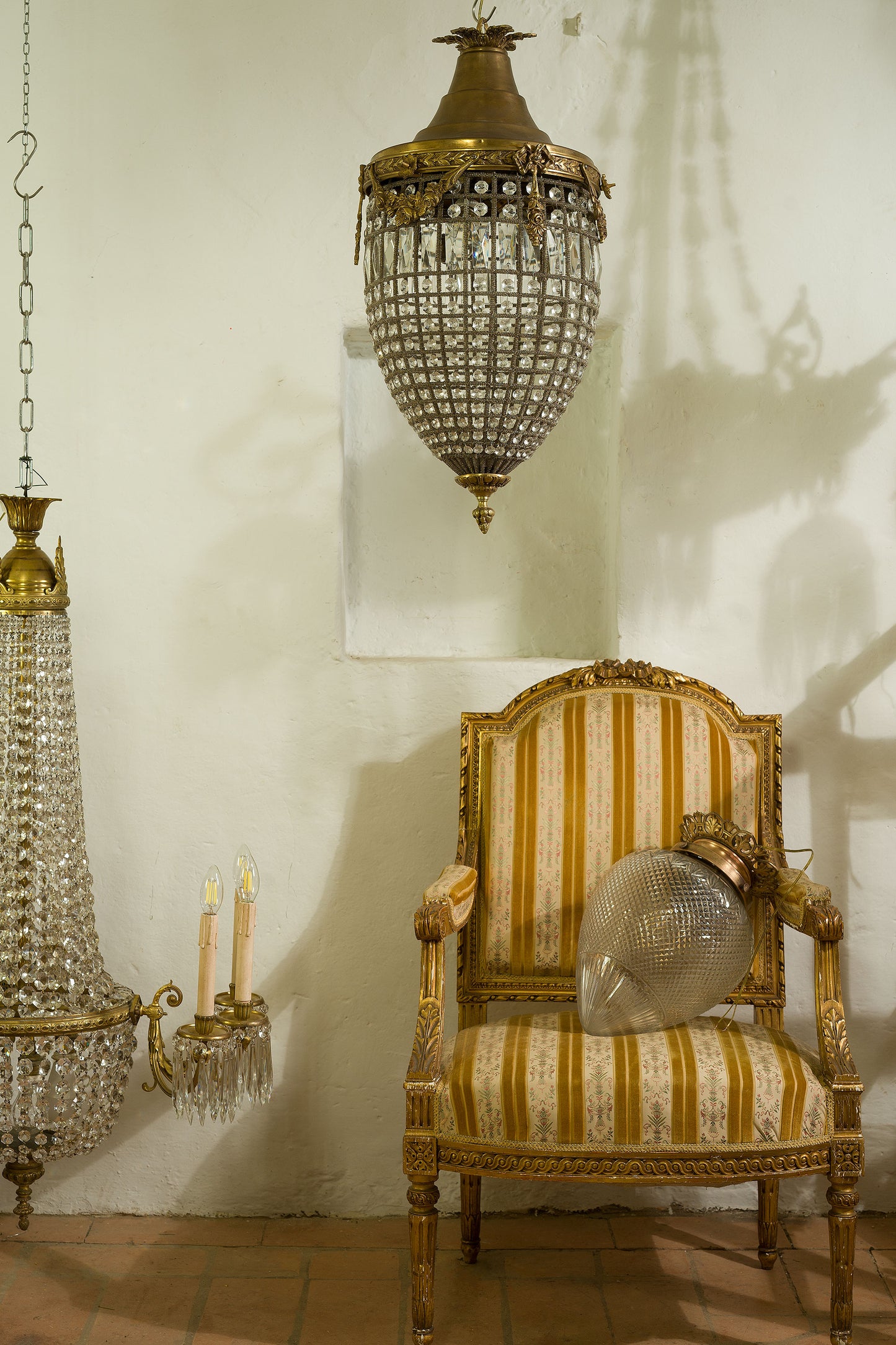Lanterna Stile Impero vintage a forma di pigna, con fregi in Ottone Cesellato, 3 Luci - Lo Stile Italiano