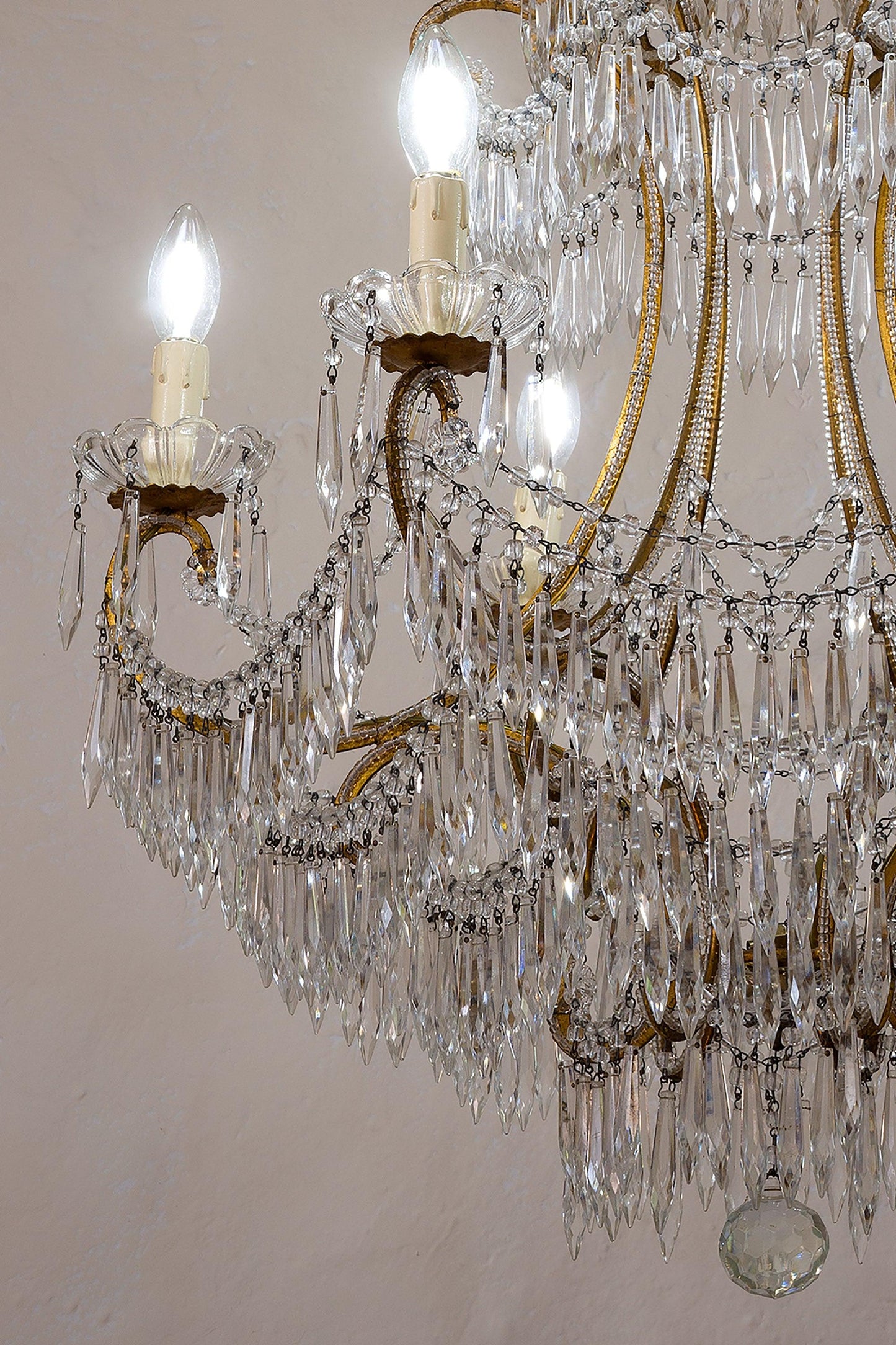 Lampadario Fiorentino a 6 Luci, in ferro dorato e gocce pendenti - Lo Stile Italiano