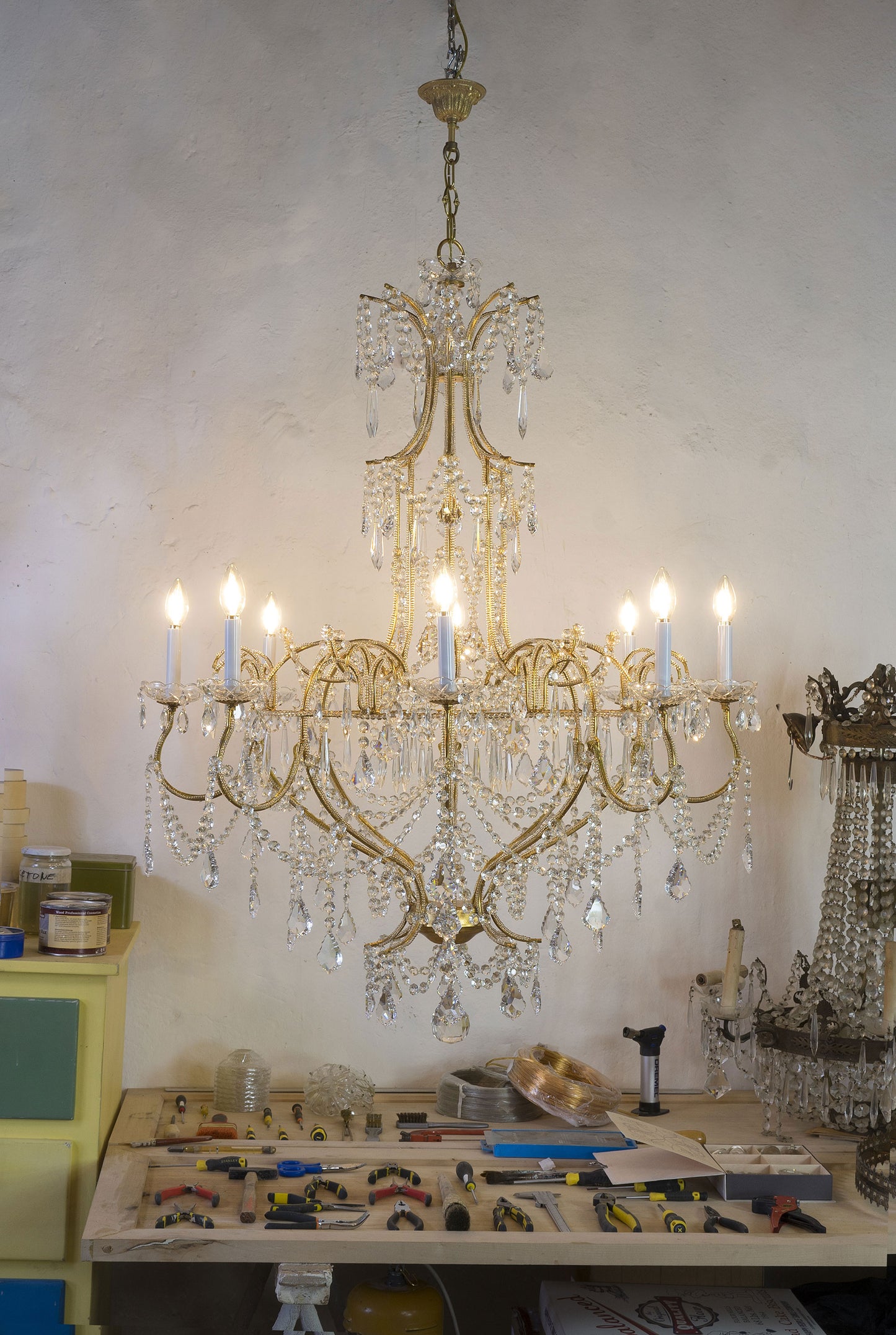 Grande lampadario Stile Impero in ottone dorato e gocce Pendenti, 8 Luci - Lo Stile Italiano