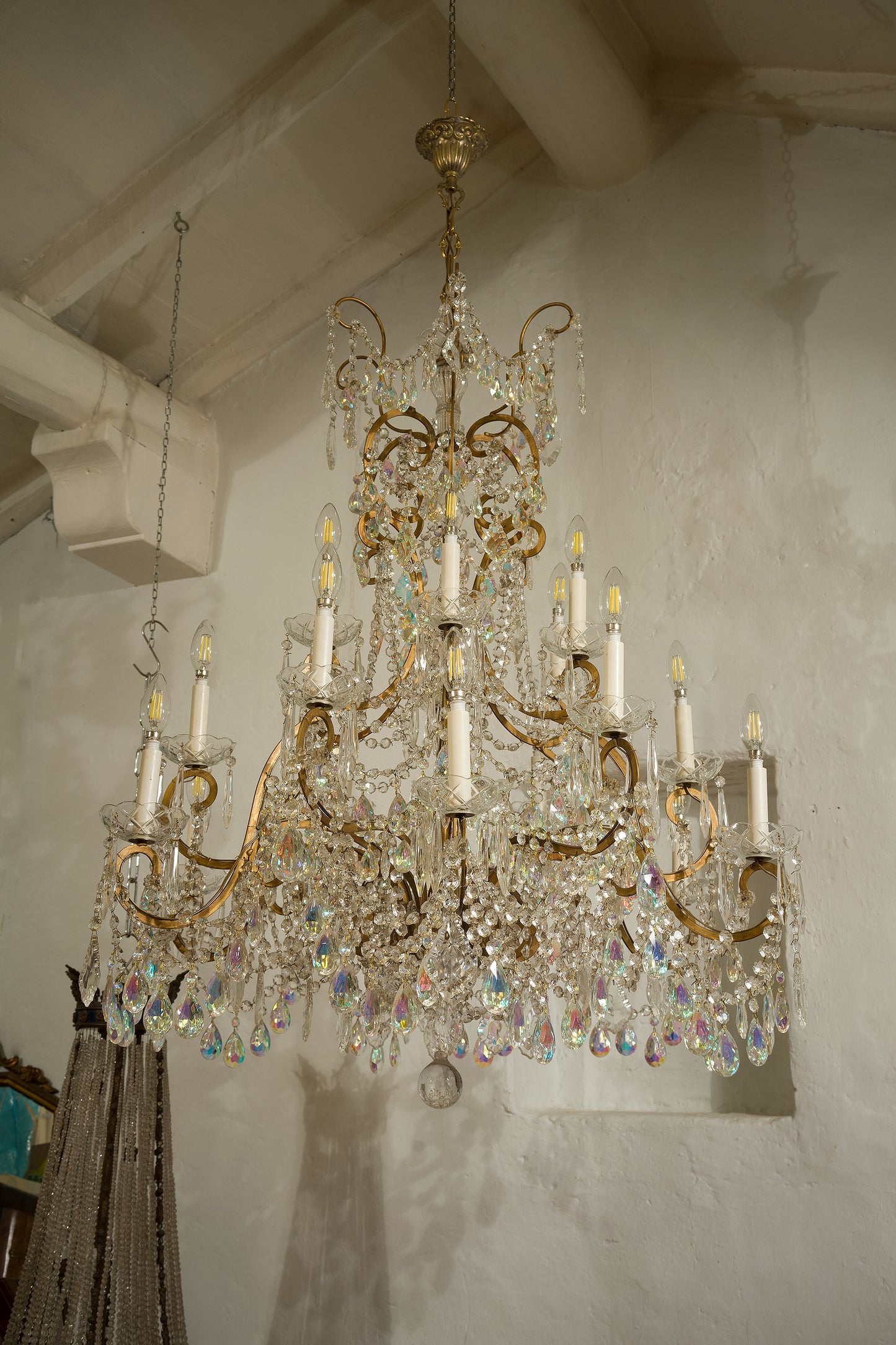 Grande lampadario stile Maria Teresa con18 candele, Gocce pendenti, Aurora boreale - Lo Stile Italiano