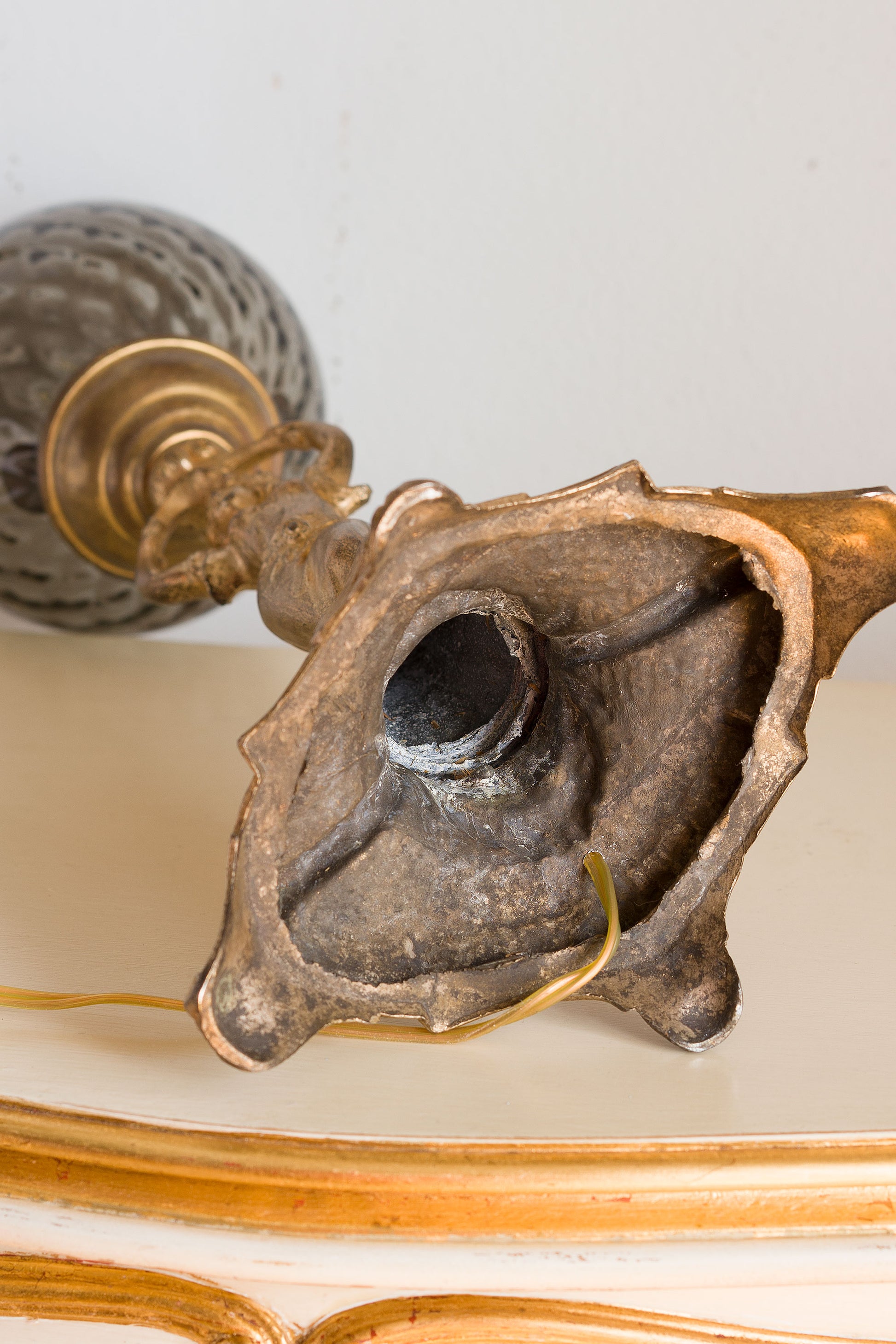 Antica lampada da tavolo art Nouveau (Liberty) primi'900 con globo di cristallo - Lo Stile Italiano