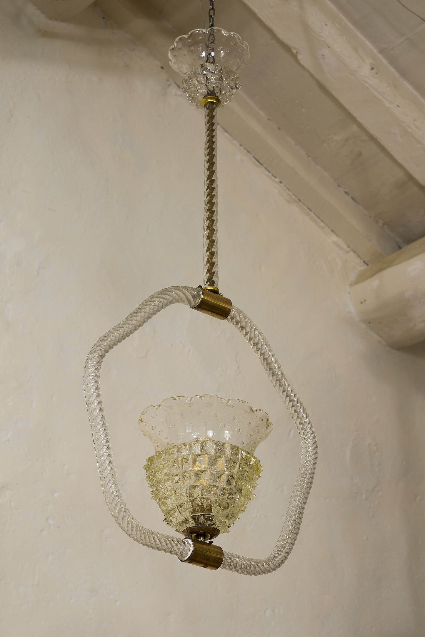 lampadario con coppa centrale e una piccola coppa a soffitto con le tipiche fantasie del vetro Rostrato-Lo Stile Italiano