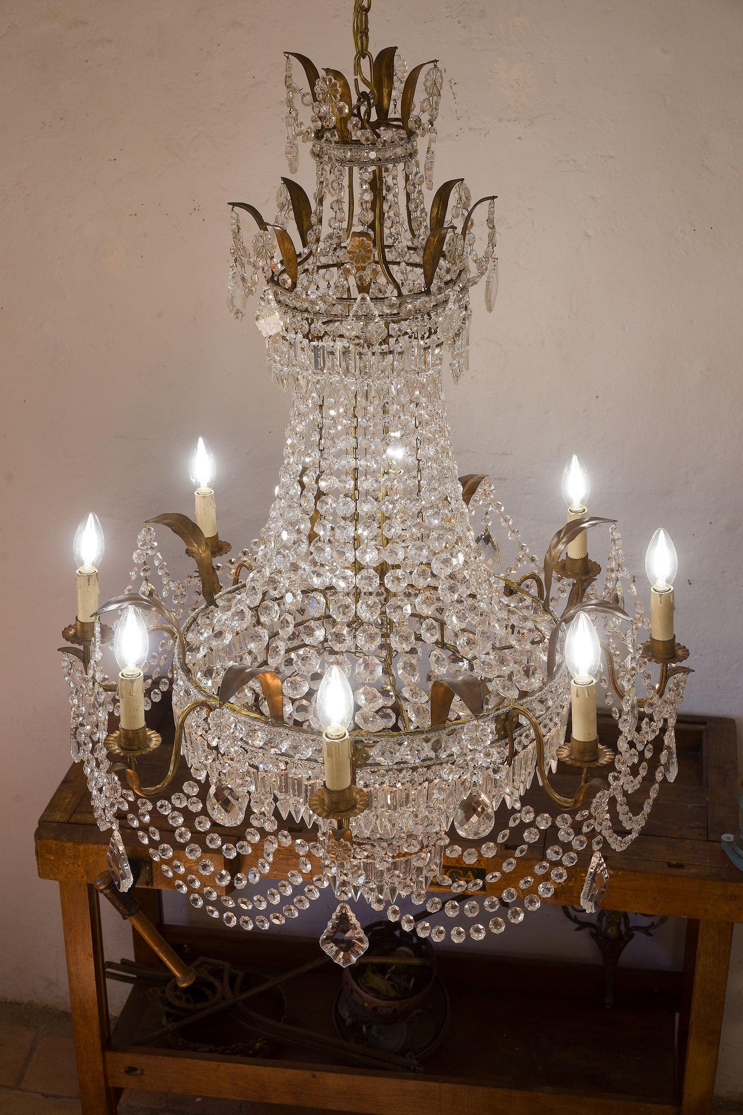 Antico lampadario impero a mongolfiera in ferro dorato e e gocce pendenti , 8 Candele - Lo Stile Italiano