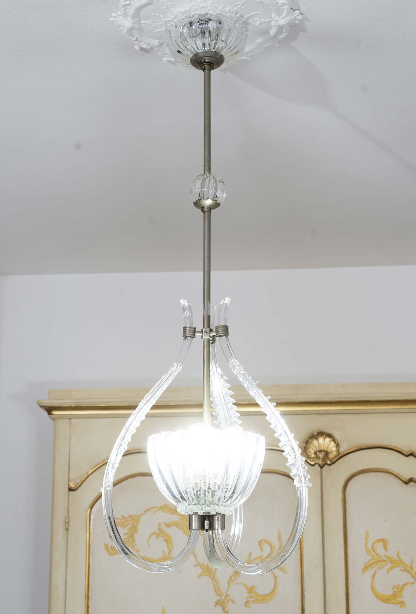 lampadario ha una coppa centrale con la lavorazione del vetro a coste denominata RIGADIN, che permette una diffusione della luce uniforme, rendendo meno visibile l'impianto elettrico all'interno-Lo Stile Italiano