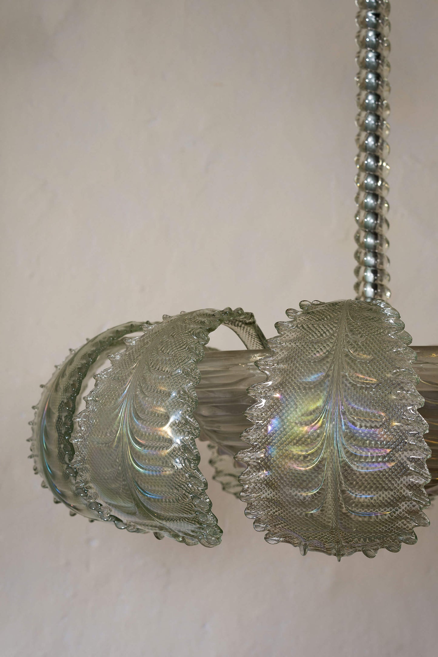Lampadario con grandi foglie in vetro cangiante. | Lo Stile Italiano