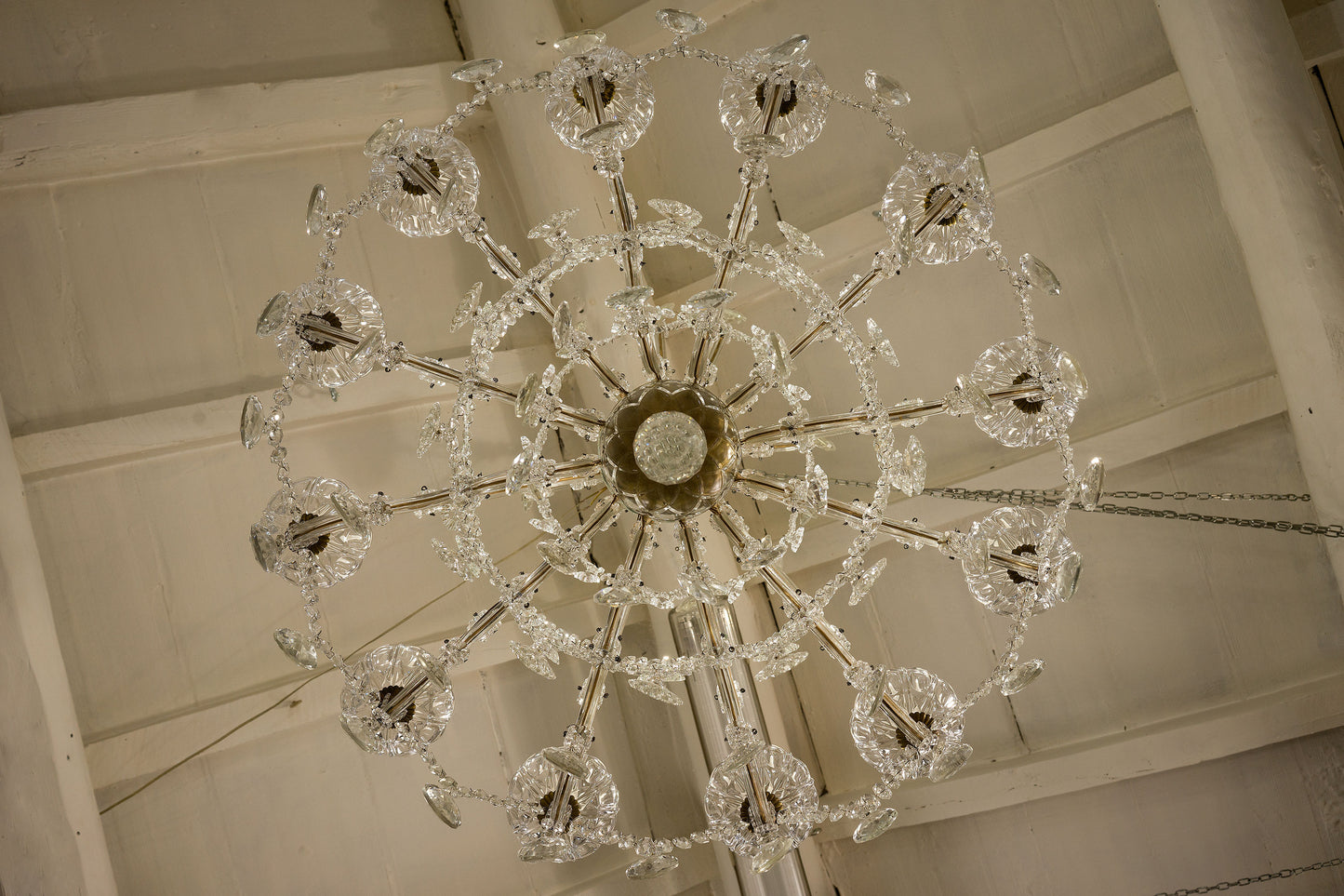 Grande lampadario Maria Teresa 12 Luci, con gocce pendenti, Italia anni '40 - Lo Stile Italiano