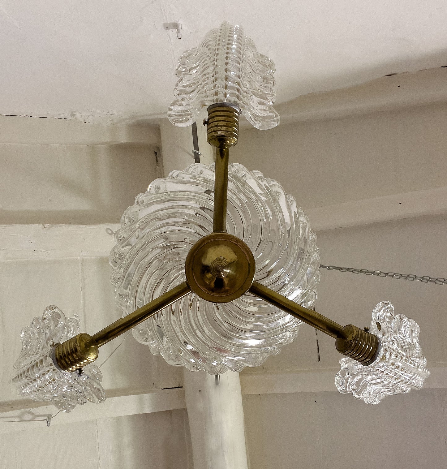 Lampadario a sospensione con 3 bracci e 2 coppe centrali in vetro soffiato-Lo Stile Italiano