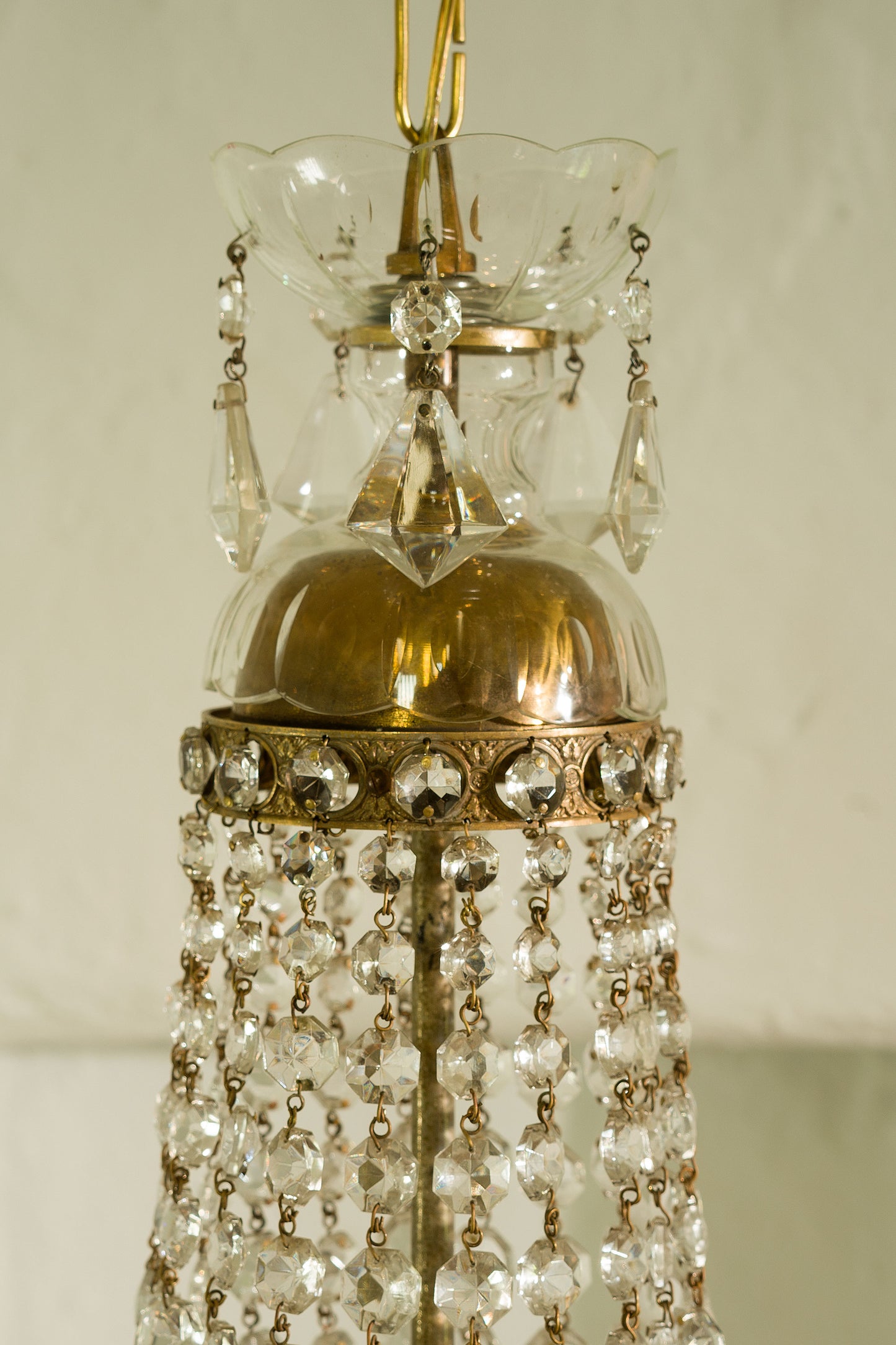 Lampadario con coppe di cristallo e prismi pendenti-Lo Stile Italiano
