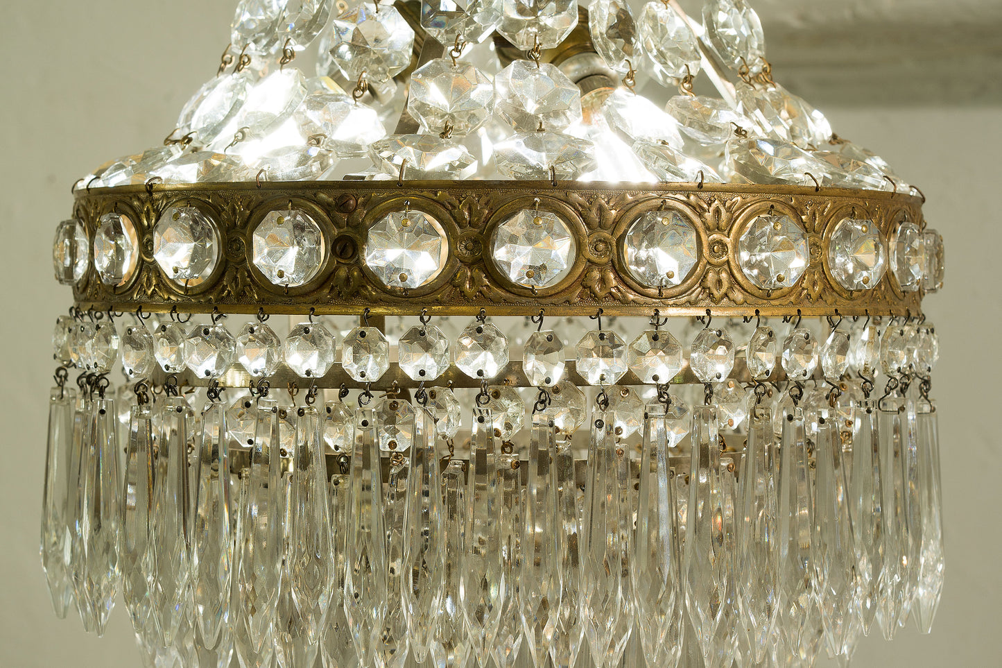 Lampadario con fasce in ottone cesellato-Lo Stile Italiano
