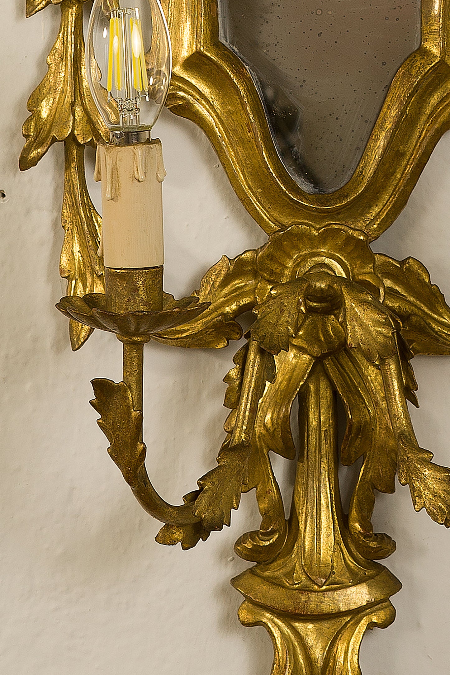 Coppia di lampade a muro con specchio, in legno intagliato e dorato - Luigi XV - Lo Stile Italiano