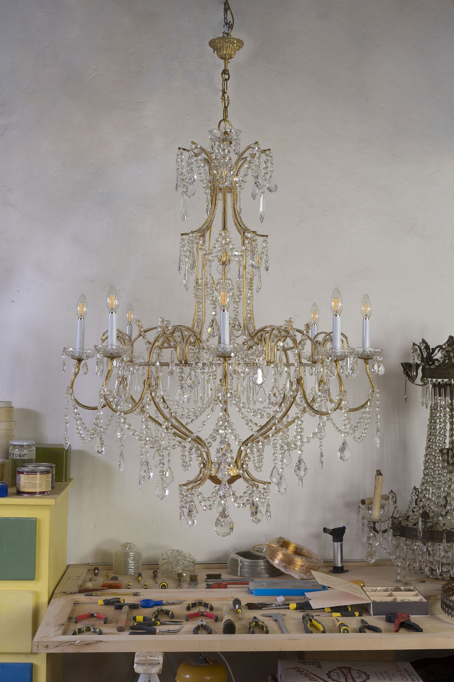 Grande lampadario Stile Impero in ottone dorato e gocce Pendenti, 8 Luci - Lo Stile Italiano