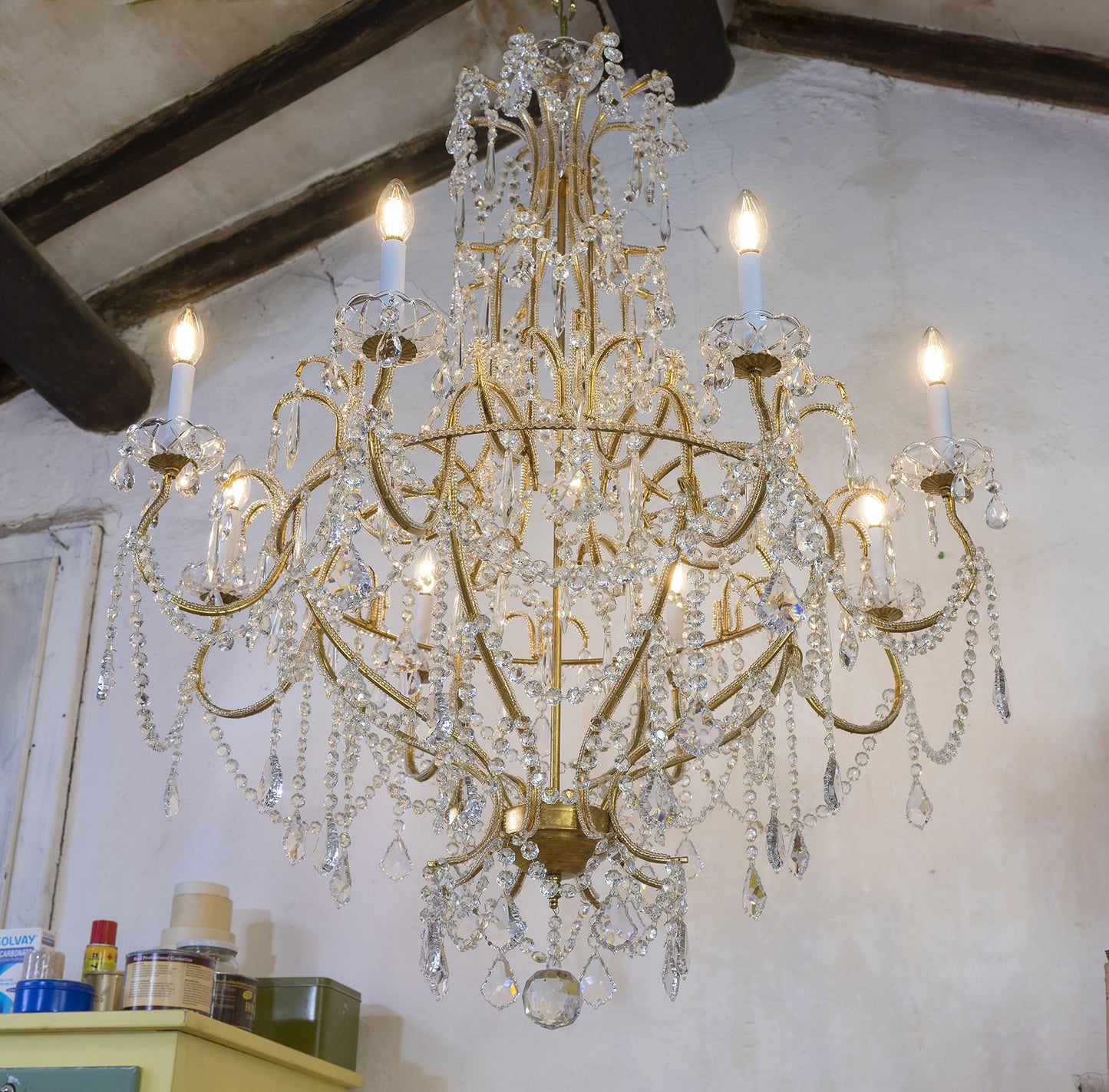 Grande lampadario Stile Impero in ottone dorato e gocce Pendenti, 8 Luci - Lo Stile Italiano