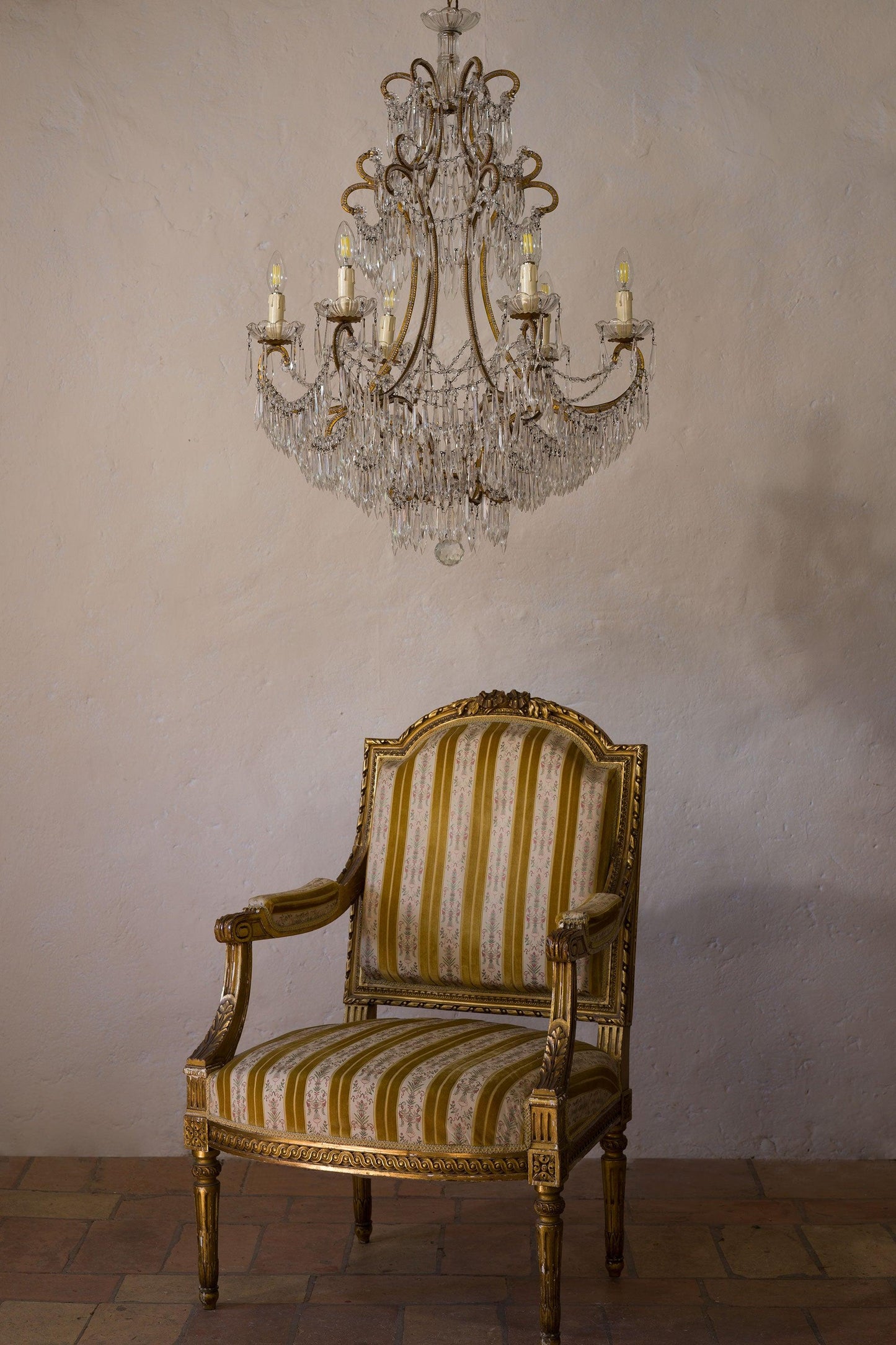 Lampadario Fiorentino a 6 Luci, in ferro dorato e gocce pendenti - Lo Stile Italiano