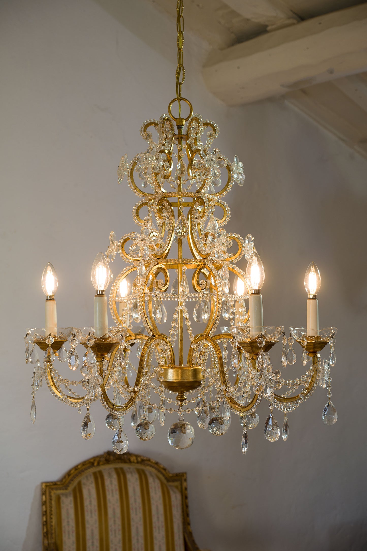 Lampadario Stile Maria Teresa in ferro dorato e gocce di cristallo pendenti-Lo Stile Italiano
