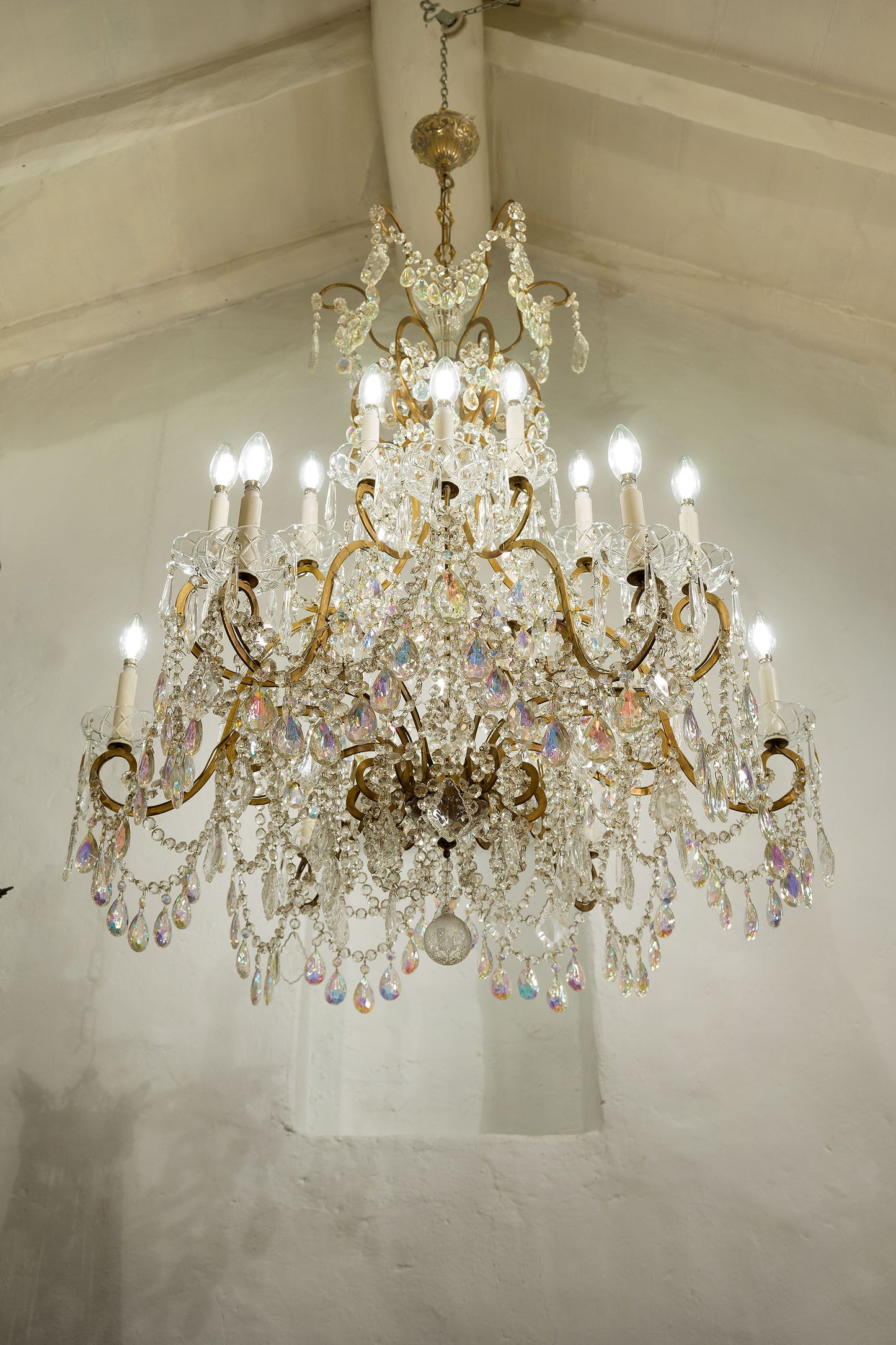 Grande lampadario stile Maria Teresa con18 candele, Gocce pendenti, Aurora boreale - Lo Stile Italiano