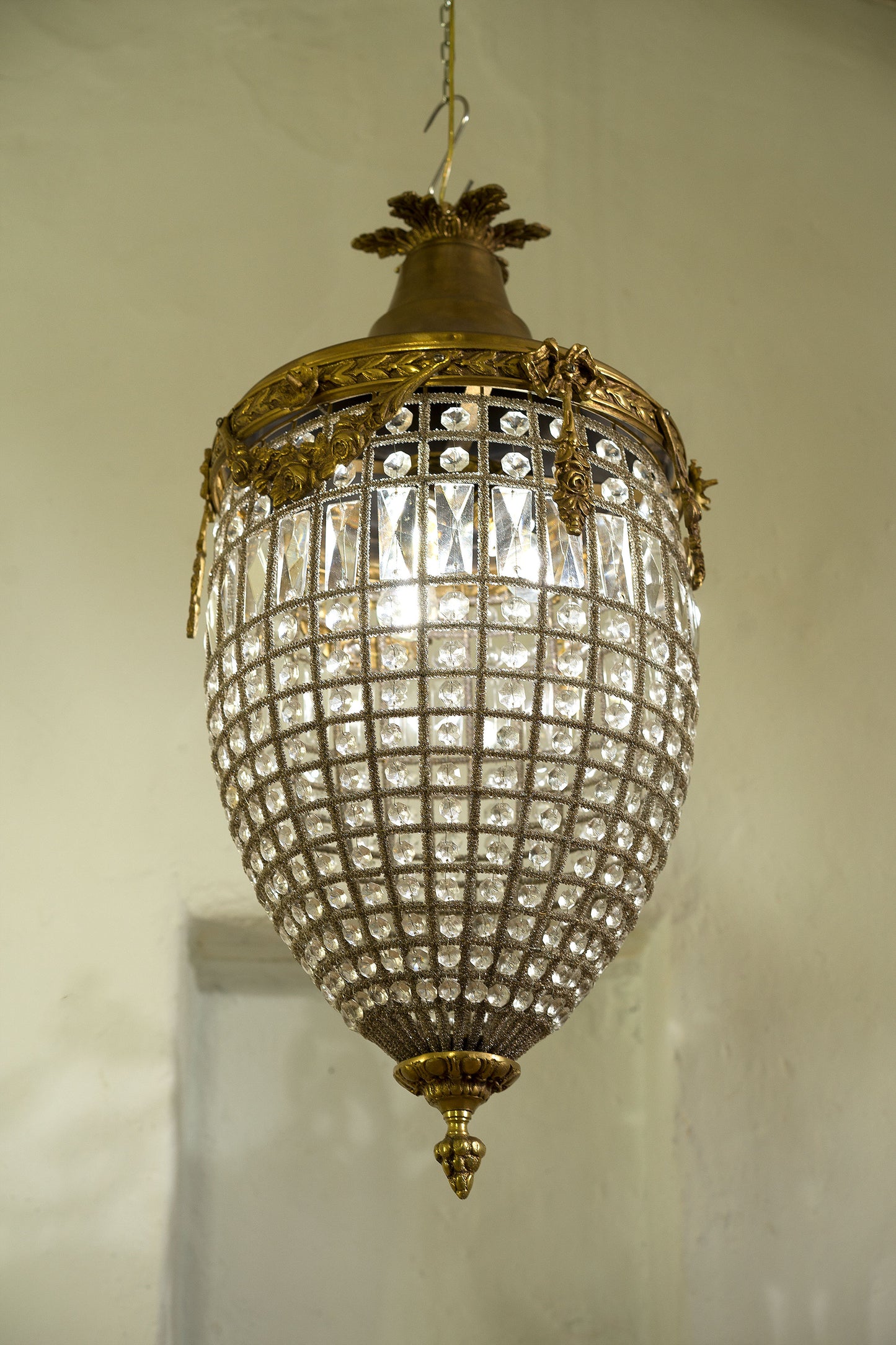 Lanterna Stile Impero vintage a forma di pigna, con fregi in Ottone Cesellato, 3 Luci - Lo Stile Italiano