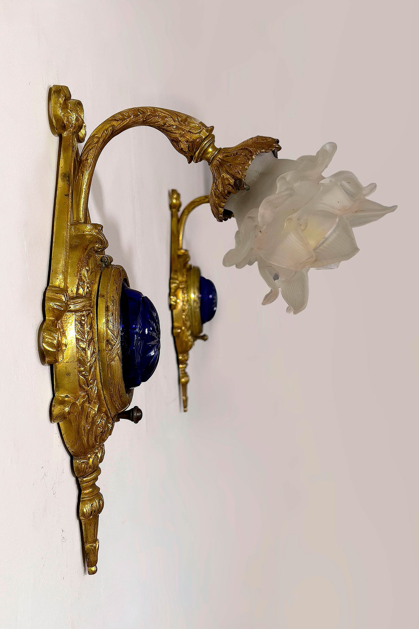Coppia di applique Stile Luigi XVI in ottone cesellato con tulip in vetro opalino, anni '20 - Lo Stile Italiano