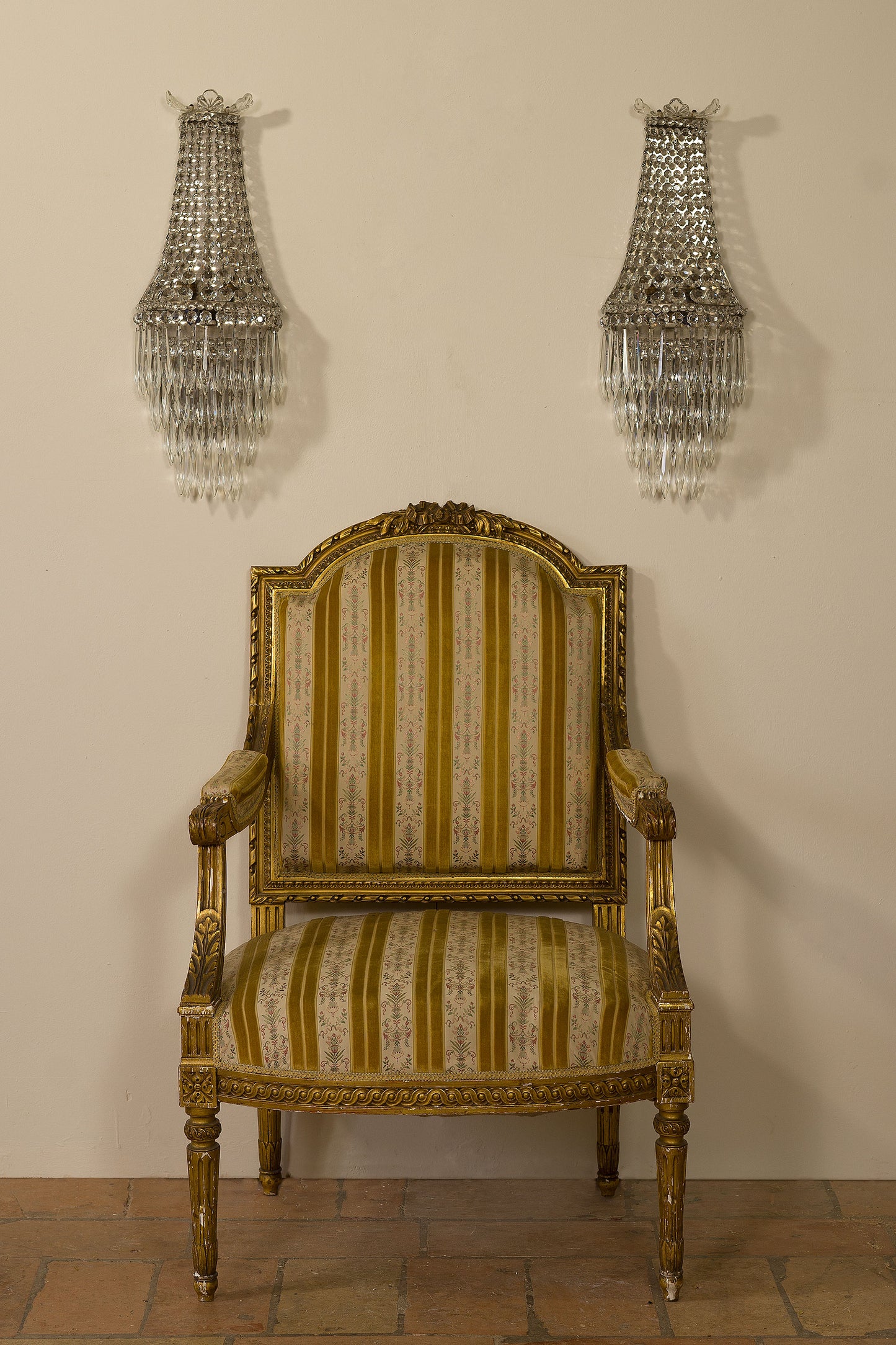 Coppia di applique stile Impero in cristallo di Boemia, 3 luci, Vintage anni '40 - Lo Stile Italiano