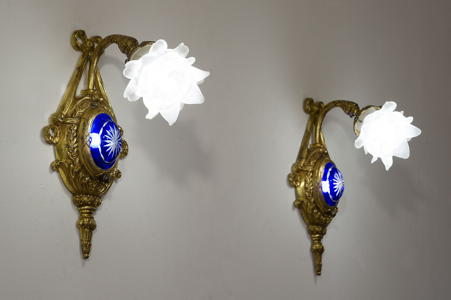 Coppia di applique Stile Luigi XVI in ottone cesellato con tulip in vetro opalino, anni '20 - Lo Stile Italiano
