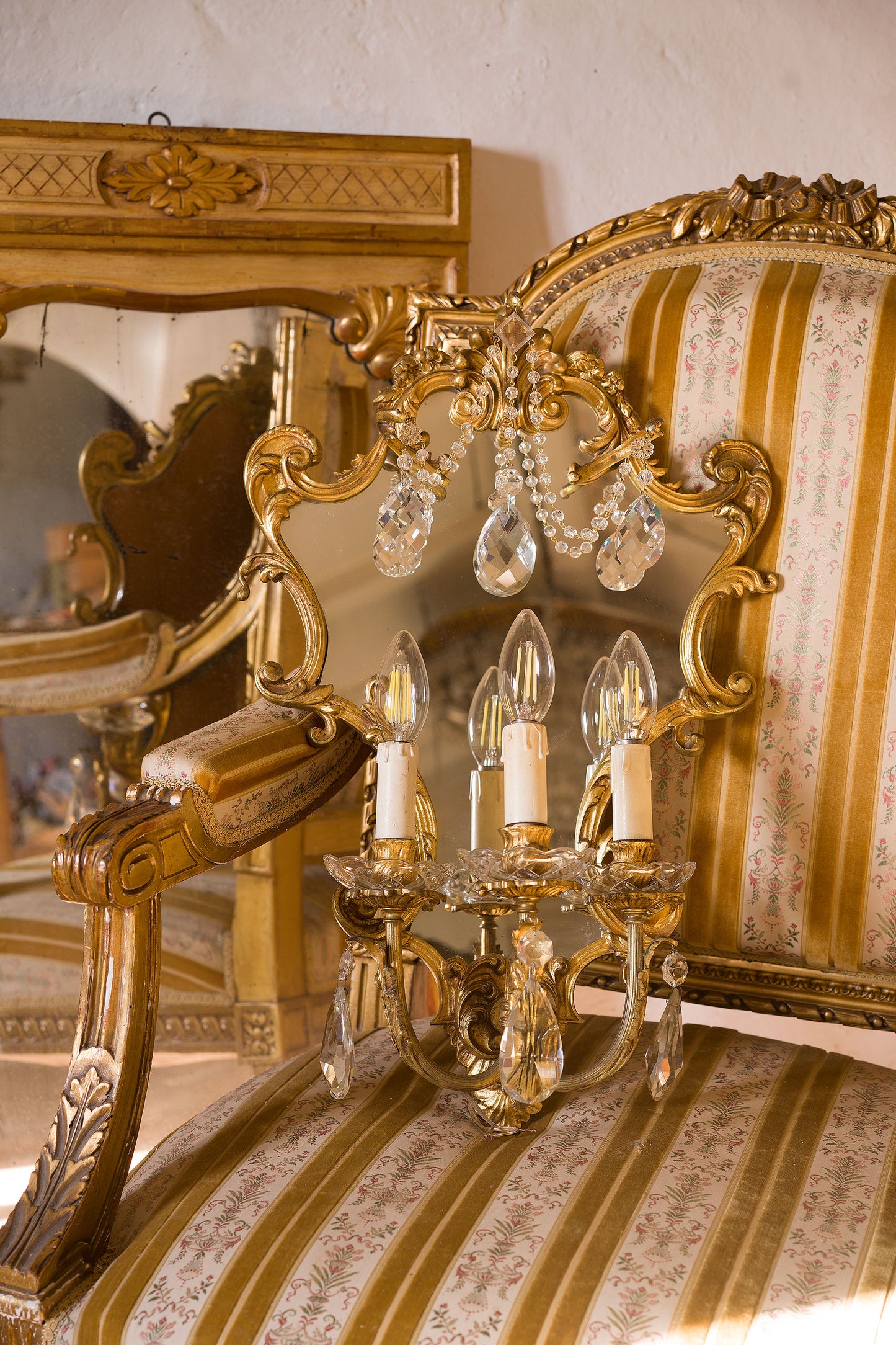 Coppia di Applique (lampade a Muro) con specchio, 3 luci, Stile Luigi XV - Lo Stile Italiano