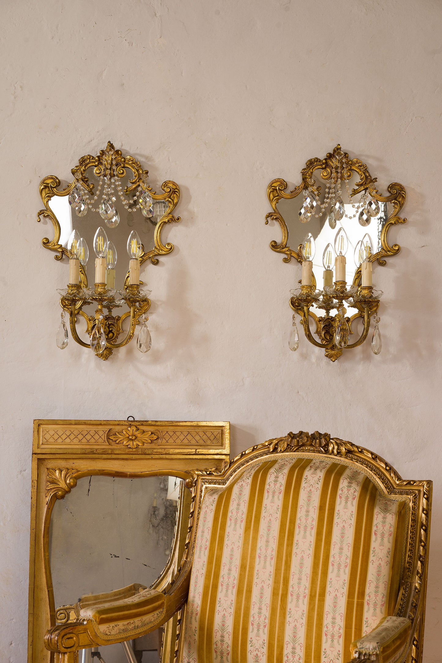 Coppia di Applique (lampade a Muro) con specchio, 3 luci, Stile Luigi XV - Lo Stile Italiano