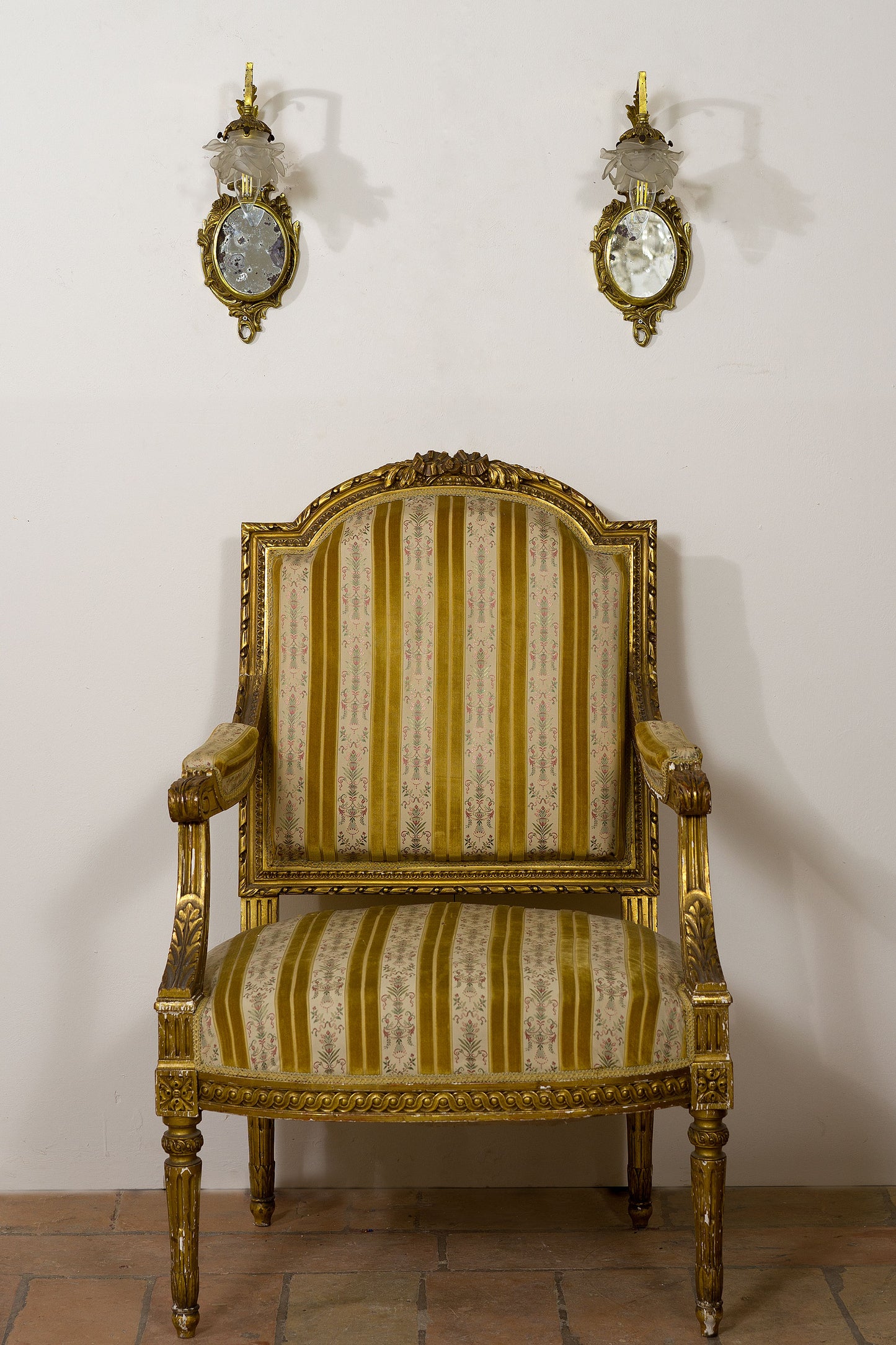 Coppia di applique con antica poltrona Luigi XVI.-Lo Stile Italiano