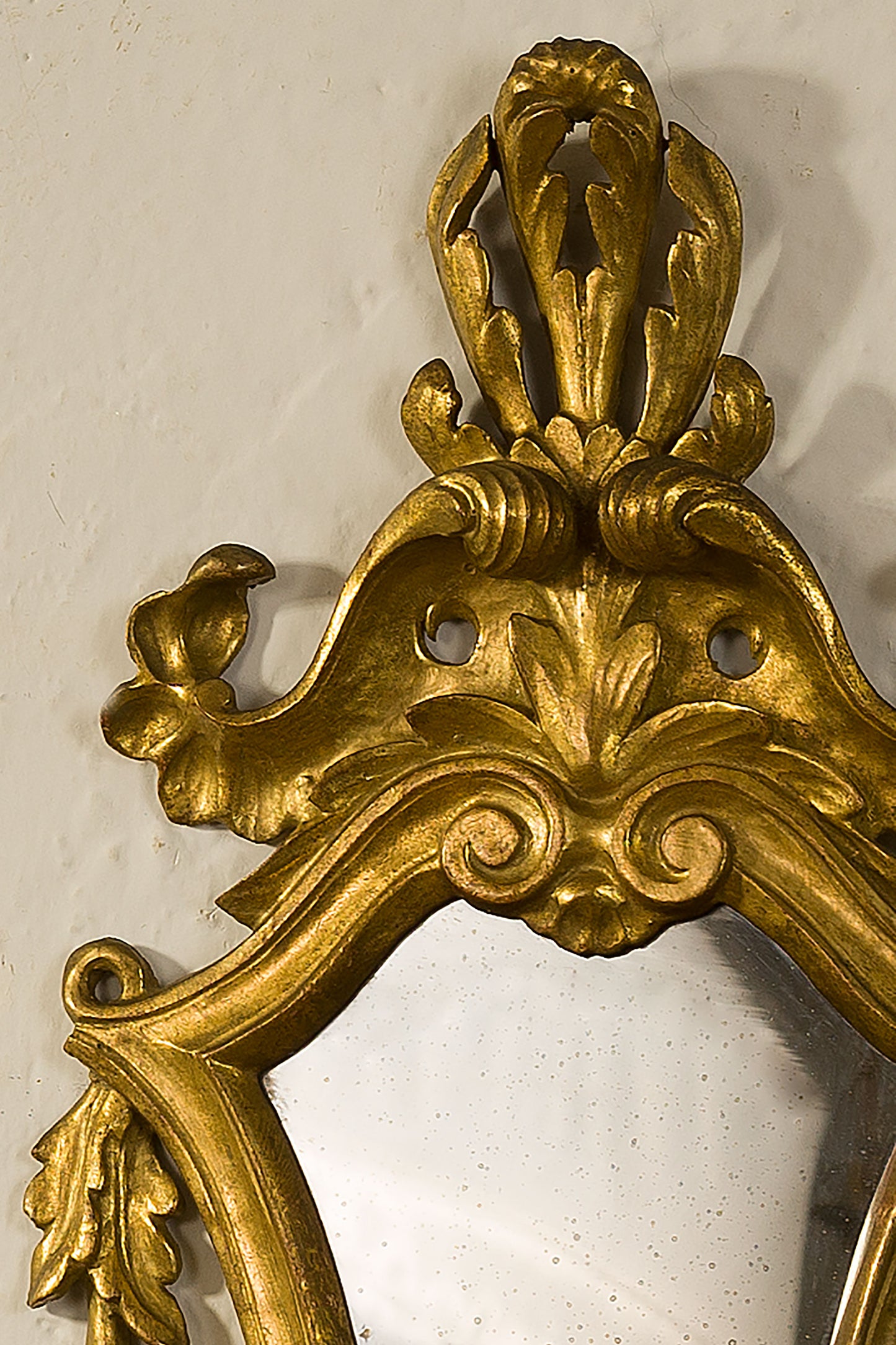 Coppia di lampade a muro con specchio, in legno intagliato e dorato - Luigi XV - Lo Stile Italiano