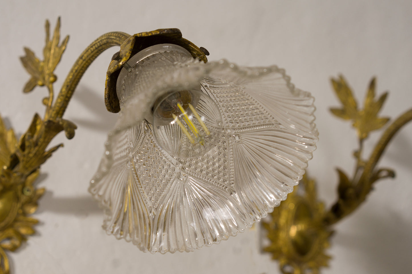 Coppia di Applique Art Nouveau (Liberty) con paralume in cristallo, Francia 1910 - Lo Stile Italiano