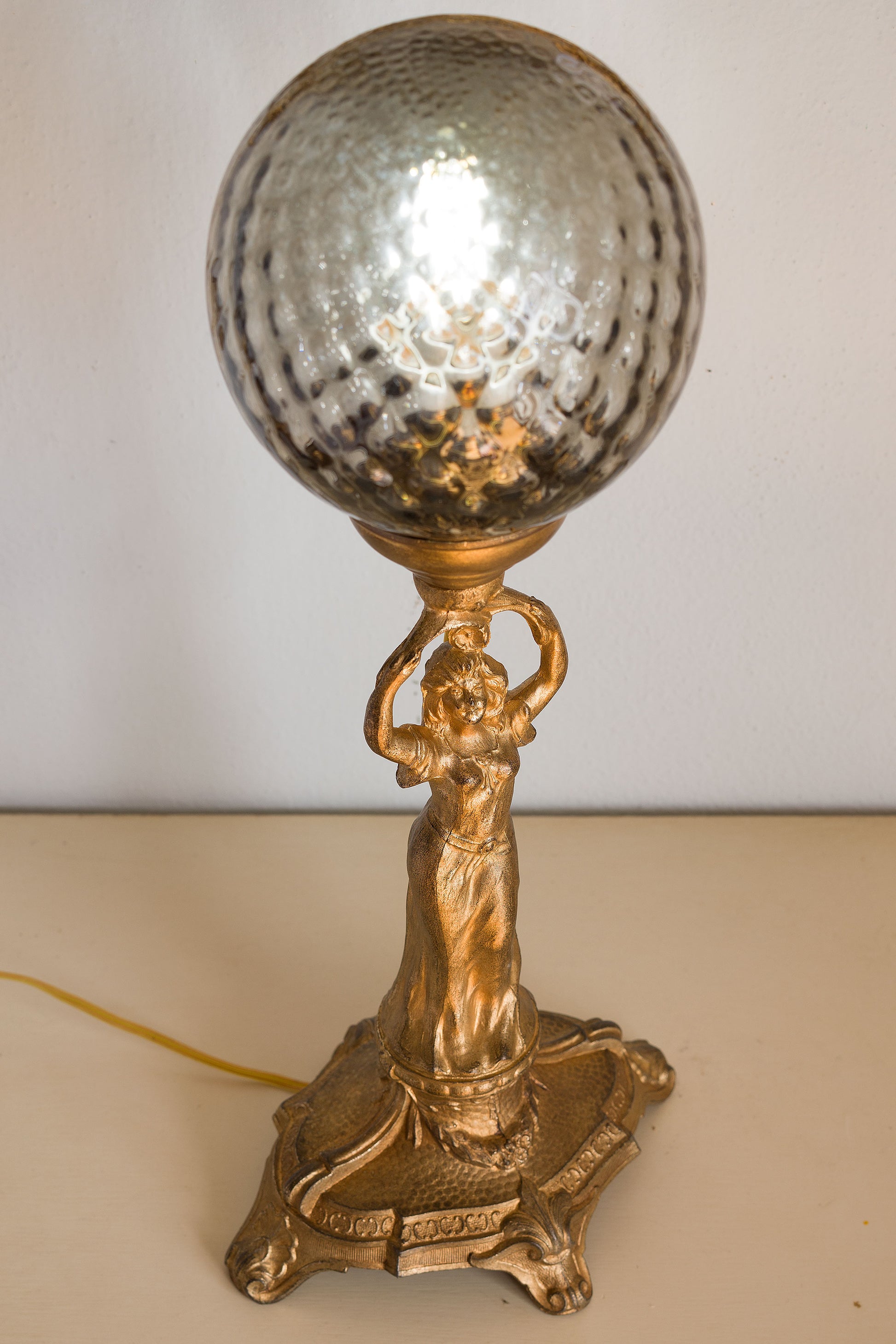 Antica lampada da tavolo art Nouveau (Liberty) primi'900 con globo di cristallo - Lo Stile Italiano